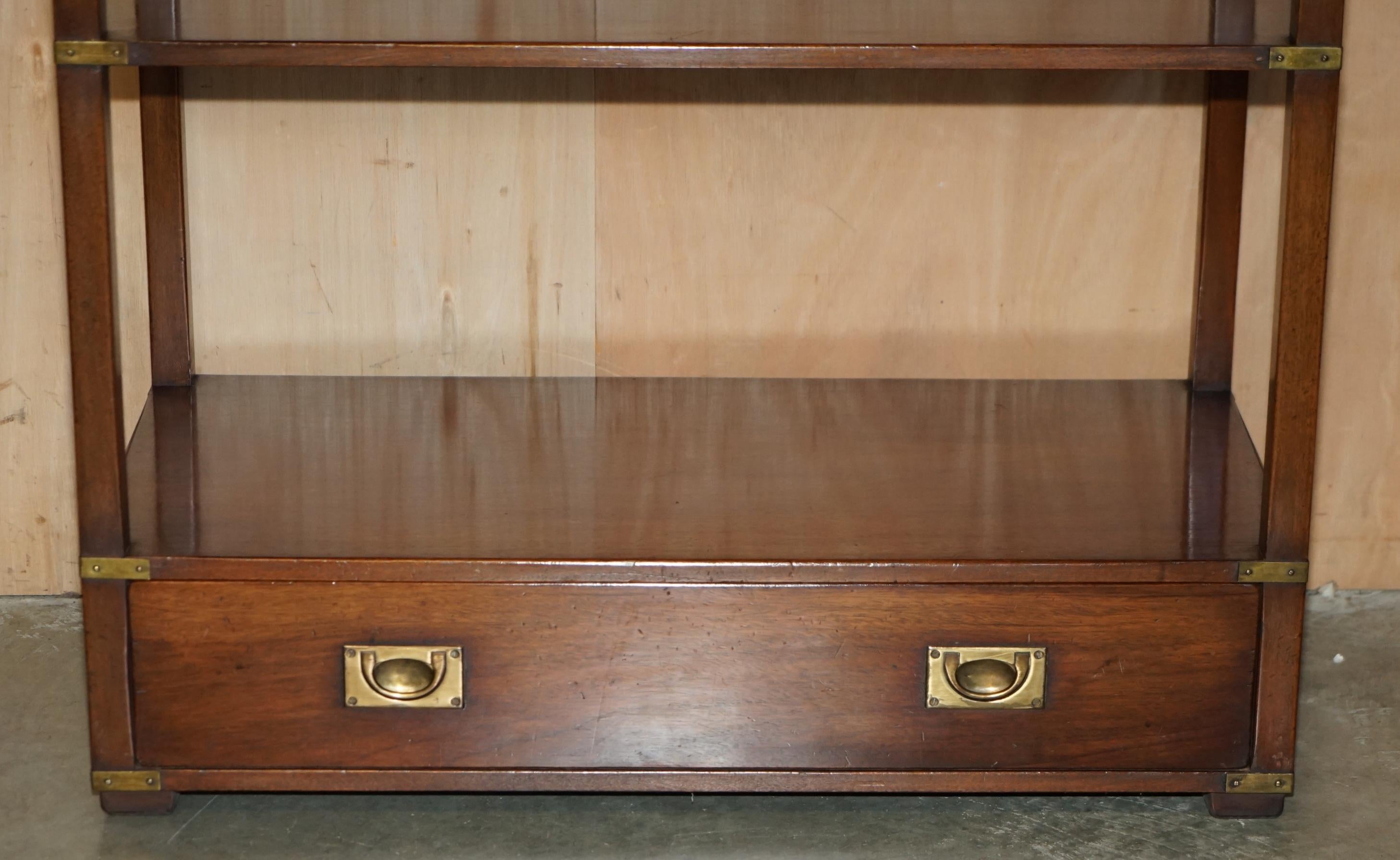 11 HARRODS KENNEDY (10 METERS) MILITARY OPEN LIBRARY HARDWOOD DiSPLAY BOOKCASES (Englisch) im Angebot