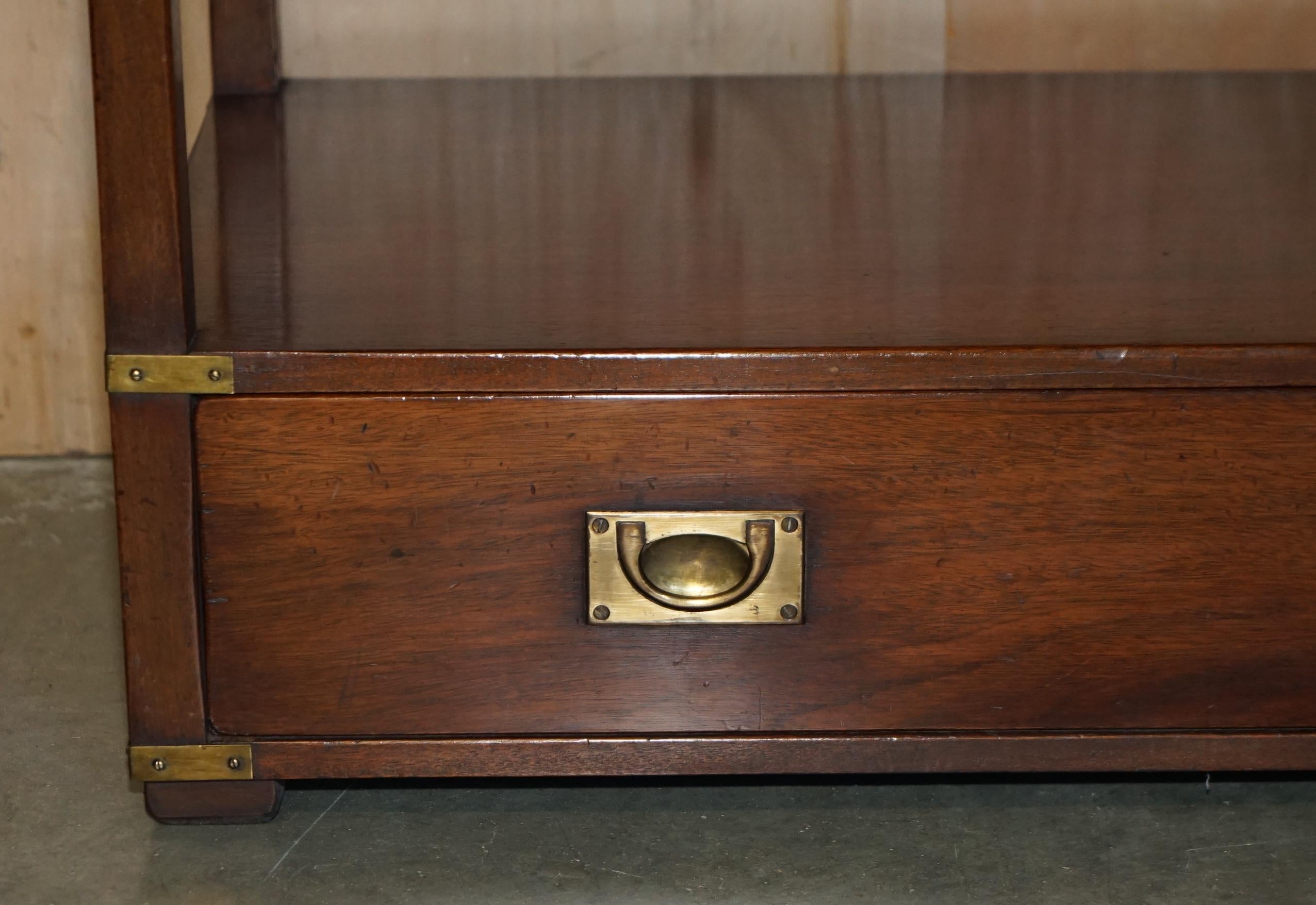 11 HARRODS KENNEDY (10 METERS) MILITARY OPEN LIBRARY HARDWOOD DiSPLAY BOOKCASES (Handgefertigt) im Angebot