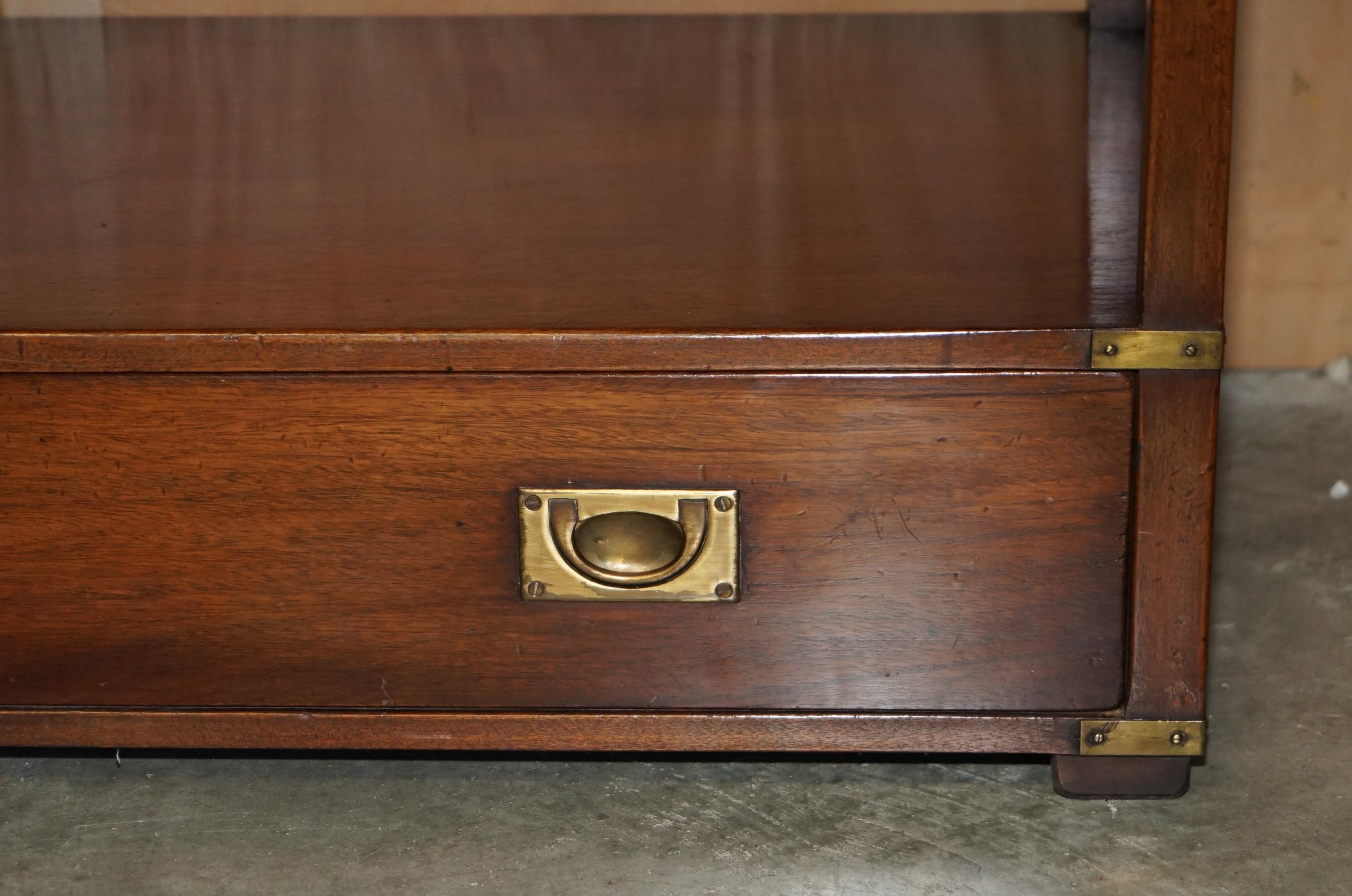 11 HARRODS KENNEDY (10 METERS) MILITARY OPEN LIBRARY HARDWOOD DiSPLAY BOOKCASES im Zustand „Gut“ im Angebot in West Sussex, Pulborough