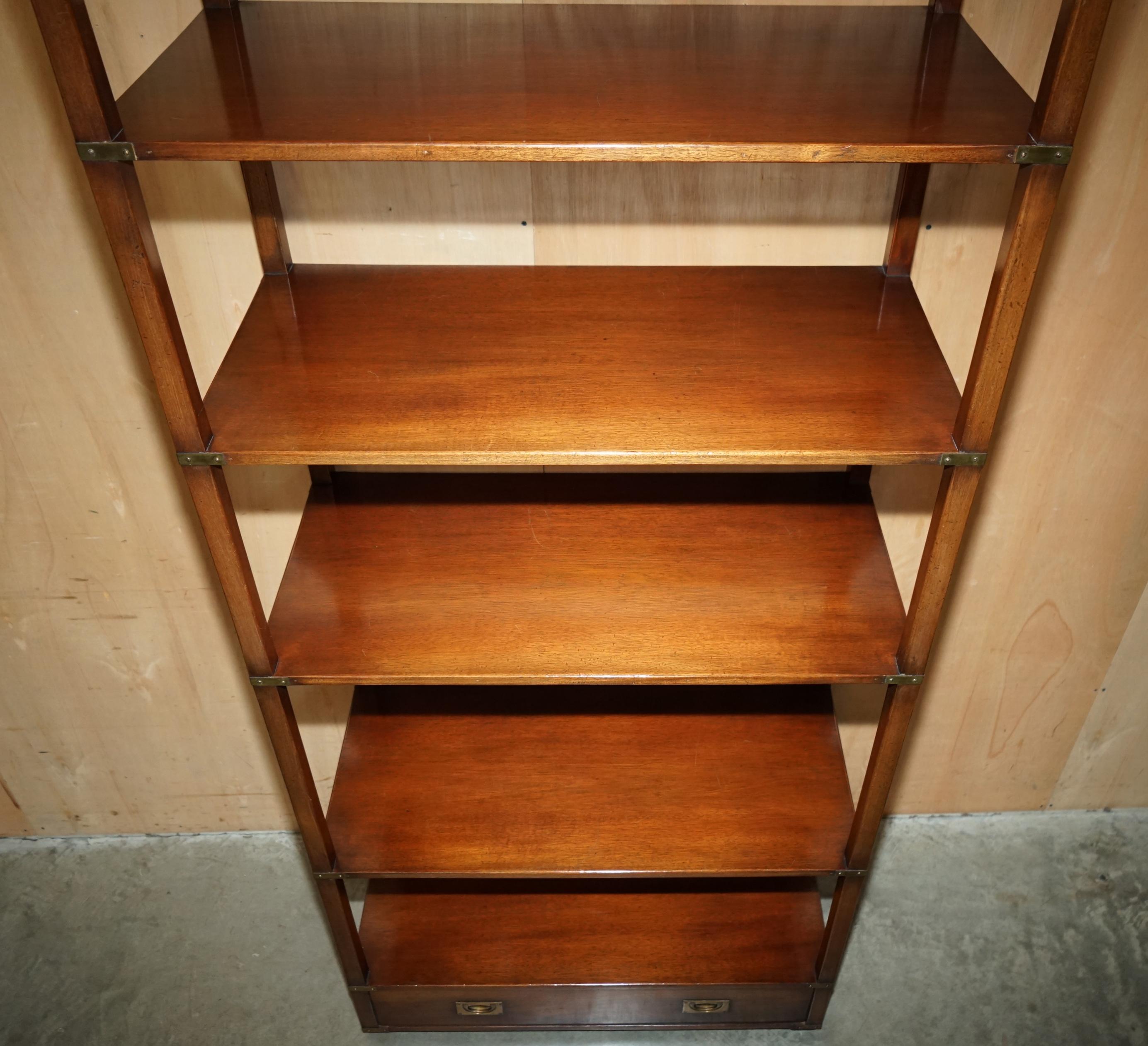 11 HARRODS KENNEDY (10 METERS) MILITARY OPEN LIBRARY HARDWOOD DiSPLAY BOOKCASES (Messing) im Angebot