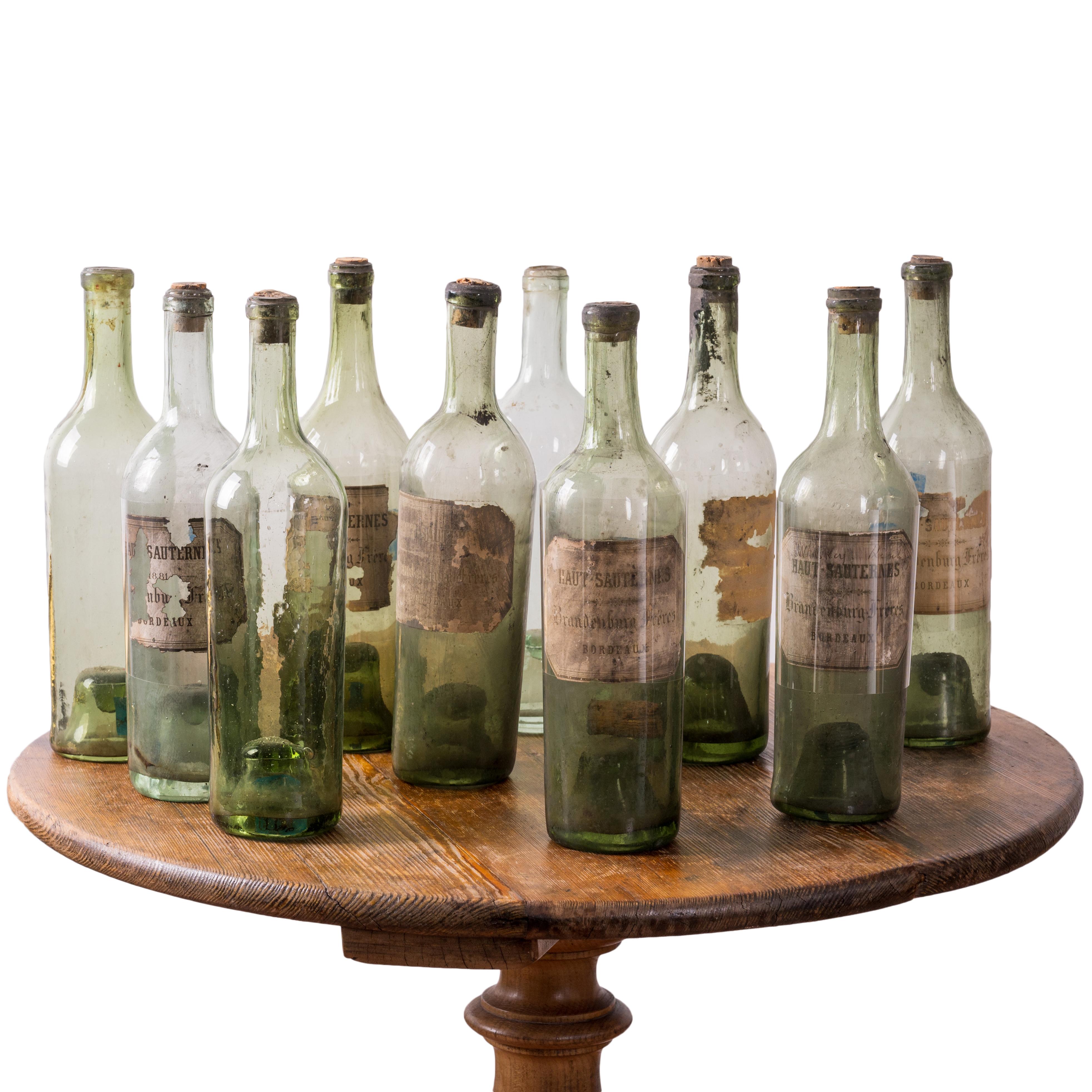 Un lotto di 11 bottiglie di vino Haut Sauterne Bradenburg Freres Bordeaux, circa 1880.
Queste bottiglie sono state deaccessionate dalla cantina della storica Owen Thomas House, Telfair Museums, Savannah, Georgia. 

3 pollici di larghezza per 11 ¾