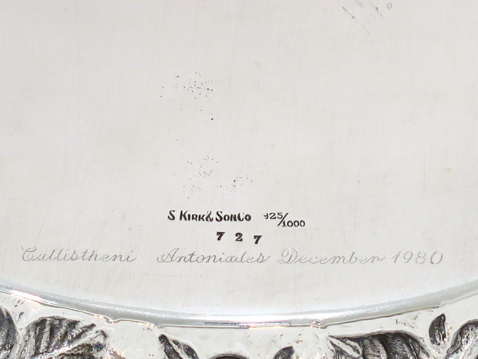 11 in - Sterling Silver S. Kirk & Son Antique Floral Repousse Footed Round Tray Bon état à Brooklyn, NY