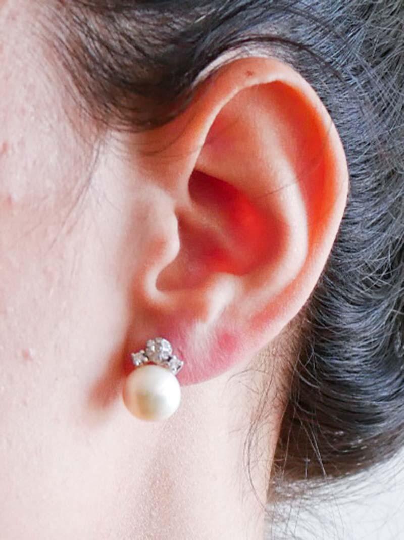 Orecchini con perle da 11 mm, diamanti e oro bianco da 14 carati. In condizioni buone in vendita a Marcianise, Marcianise (CE)