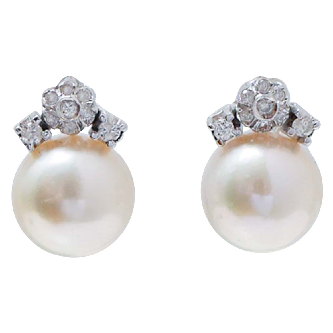 Orecchini con perle da 11 mm, diamanti e oro bianco da 14 carati. in vendita