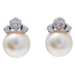 Orecchini con perle da 11 mm, diamanti e oro bianco da 14 carati.