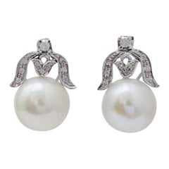 Pendientes de perlas de 11 mm, diamantes y oro blanco de 14 quilates.