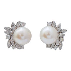 Pendientes de perlas de 11 mm, diamantes y oro blanco de 18 quilates.