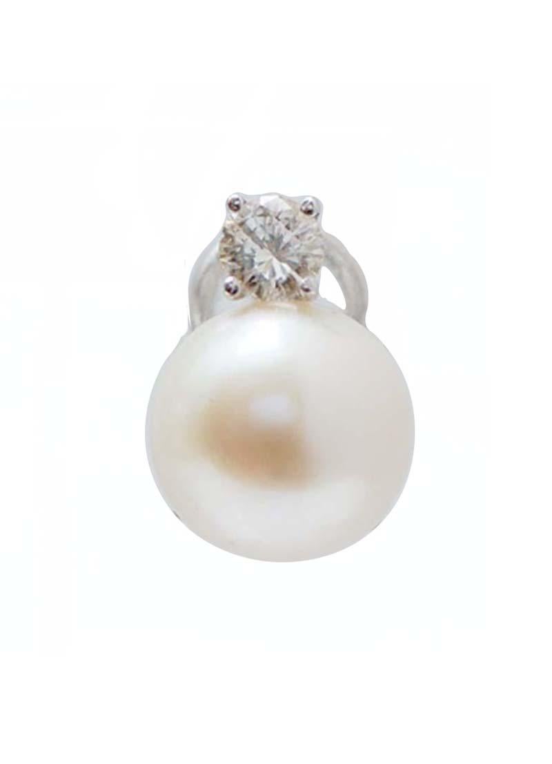 Eleganti orecchini a perno con struttura in oro bianco 9 kt montata con un diamante e una perla.
Questi orecchini sono stati realizzati totalmente a mano da maestri orafi italiani e sono in perfette condizioni.
Diamanti 0,78 ct
Perle 4,10 gr - 11
