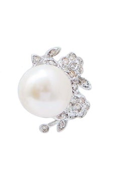 Boucles d'oreilles en or blanc avec perles de 11 mm et diamants.