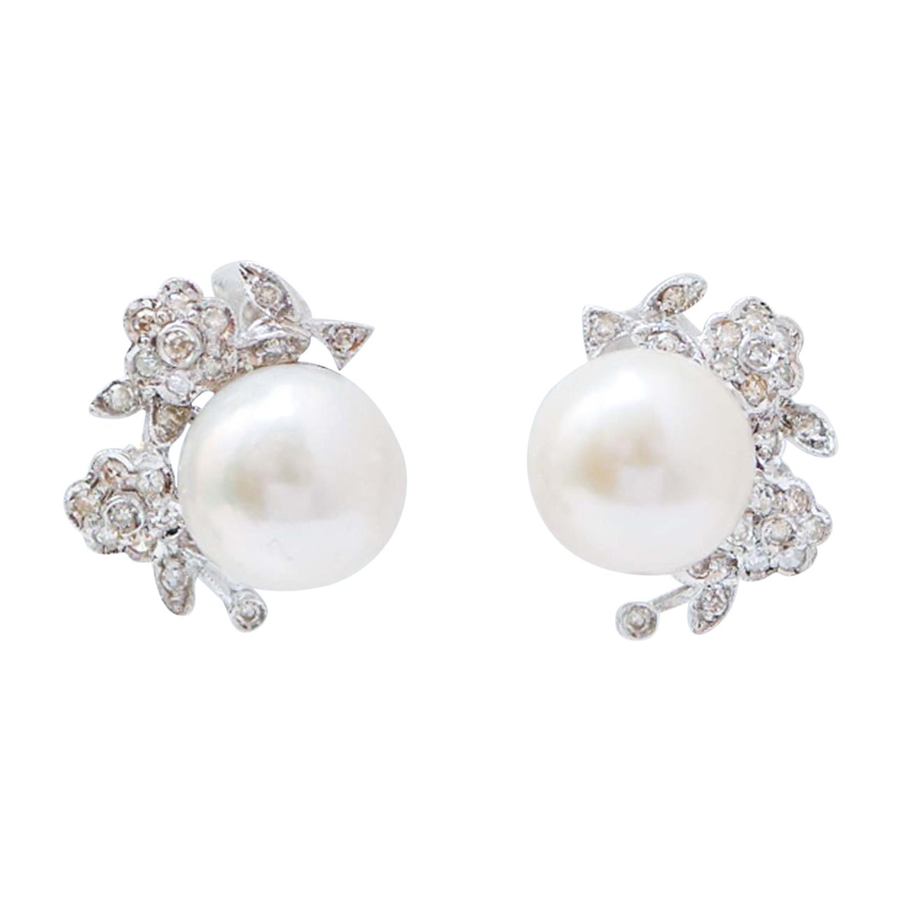 Orecchini con perle da 11 mm, diamanti e oro bianco.