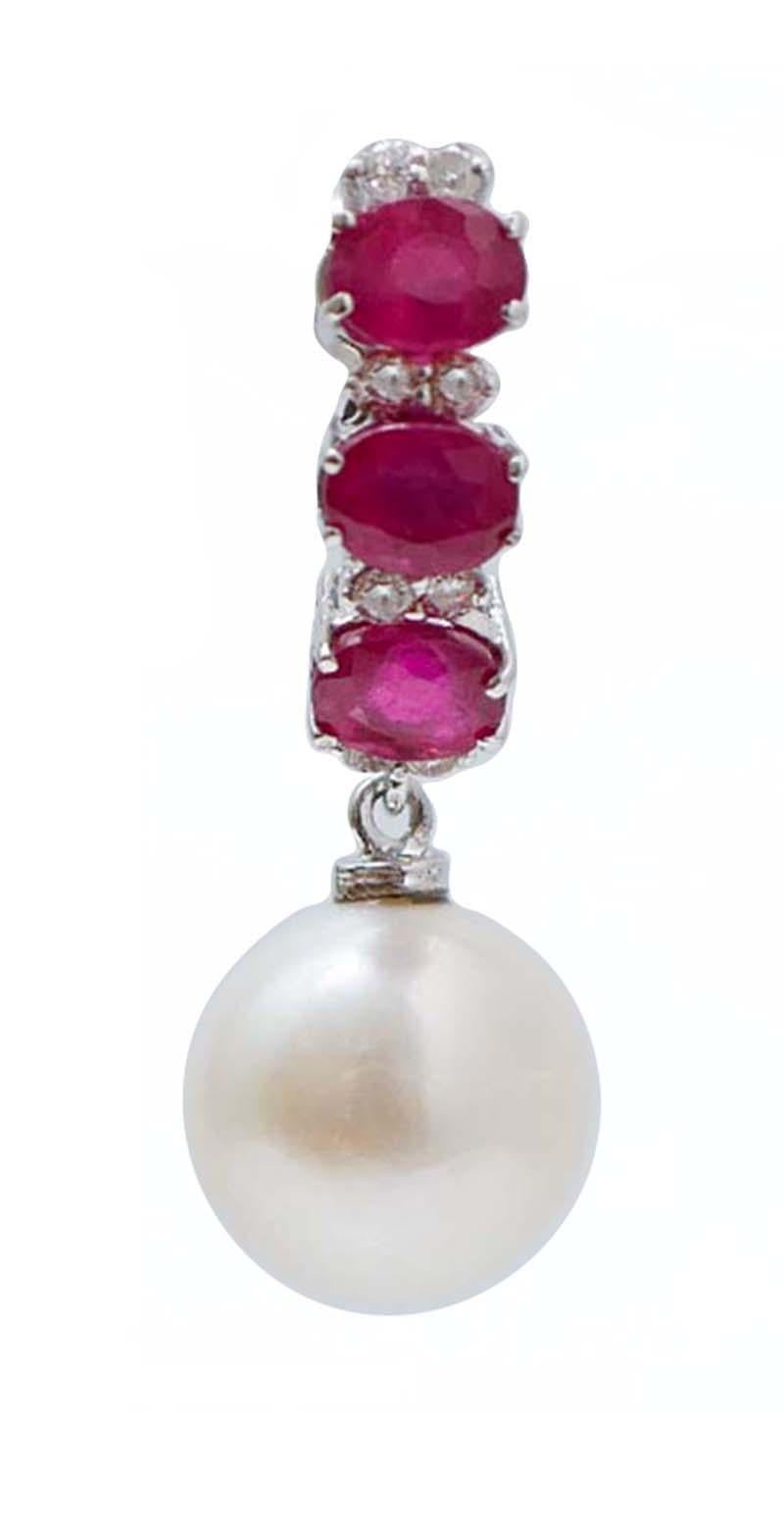 Moderne Ohrringe aus 18-karätigem Weißgold, besetzt mit drei Rubinen, die sich mit Diamanten abwechseln, und einer Perle als Anhänger.
Diamanten 0,44 ct
Rubine 4,83 ct
Perlen 4.00 gr
Gesamtgewicht 7.90 gr
RF    G   UFAR

Für weitere Informationen