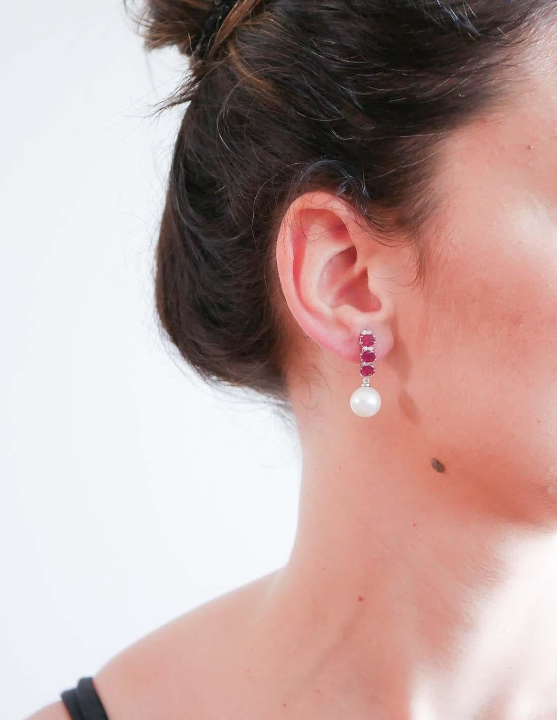 11 Mm Perlen, Rubine, Diamanten, 18 Karat Weißgold Ohrringe. (Gemischter Schliff) im Angebot