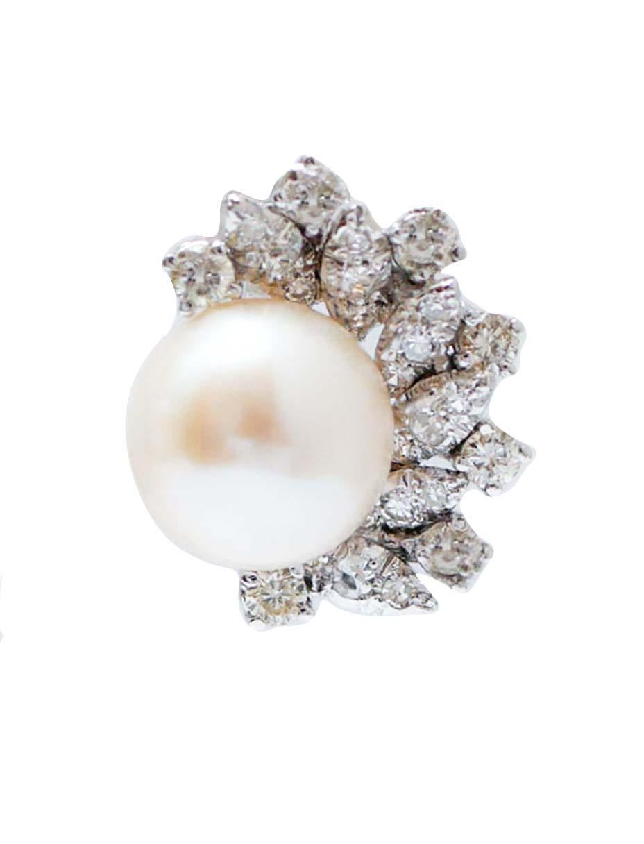 Elegant earrings in 18 kt white gold structure mounted with a central pearl surrounded by leaves studded with diamonds.
These earrings were totally handmade by Italian master goldsmiths and they are in perfect conditions.
Diamonds 1.95 ct
Pearls