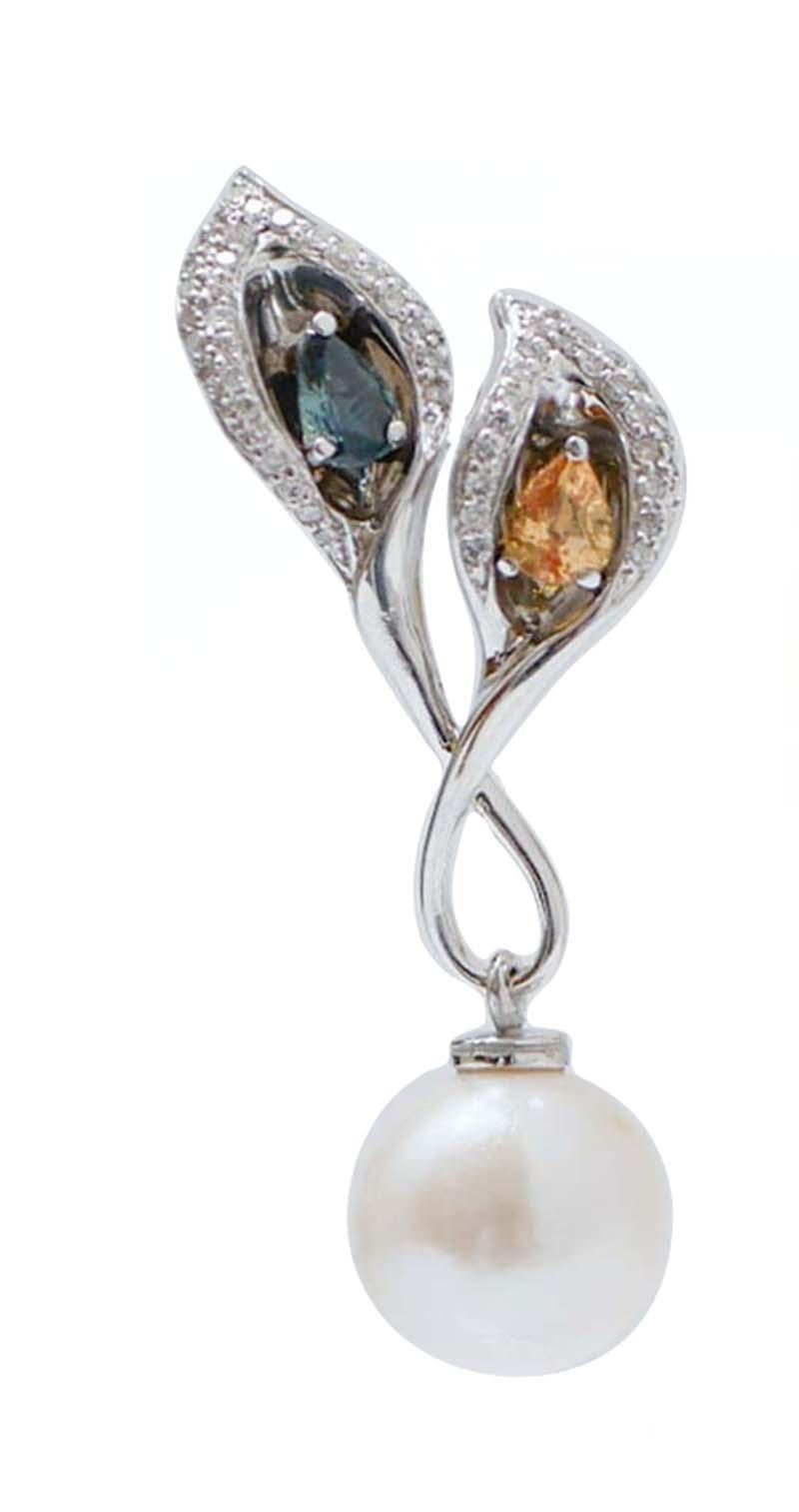  Incredibili orecchini con struttura in oro bianco 18 kt montati con foglie tempestate da uno zaffiro centrale circondato da diamanti. Come ciondolo, una perla.
Diamanti 1,22 ct
Zaffiri 2,08 carati
Perle 3,90 gr - 11 mm
Peso totale 14.20 gr
RF      