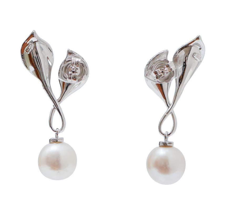 Moderno Orecchini da 11 mm con perle bianche, diamanti, zaffiri, oro bianco 18 carati. in vendita