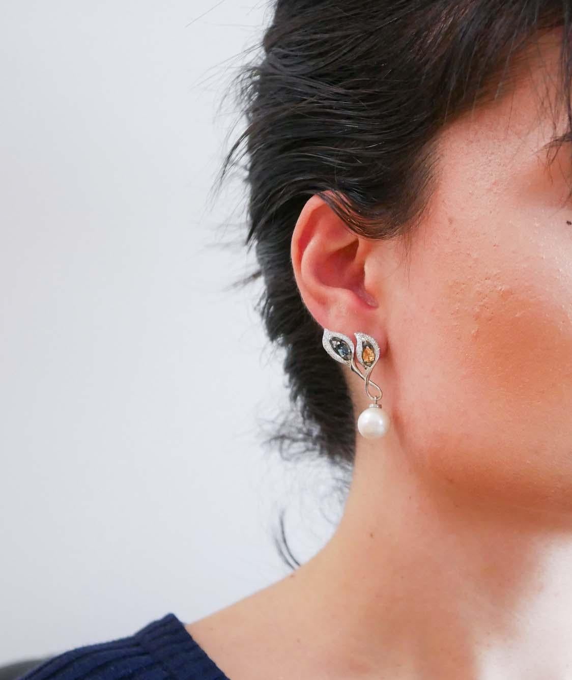 Taglio misto Orecchini da 11 mm con perle bianche, diamanti, zaffiri, oro bianco 18 carati. in vendita