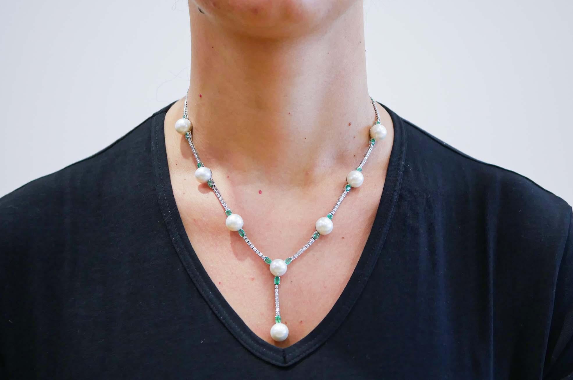 11 Mm White Pearls, Emeralds, Diamonds, 14 Karat White Gold Tennis Necklace. In Good Condition In Marcianise, Marcianise (CE)