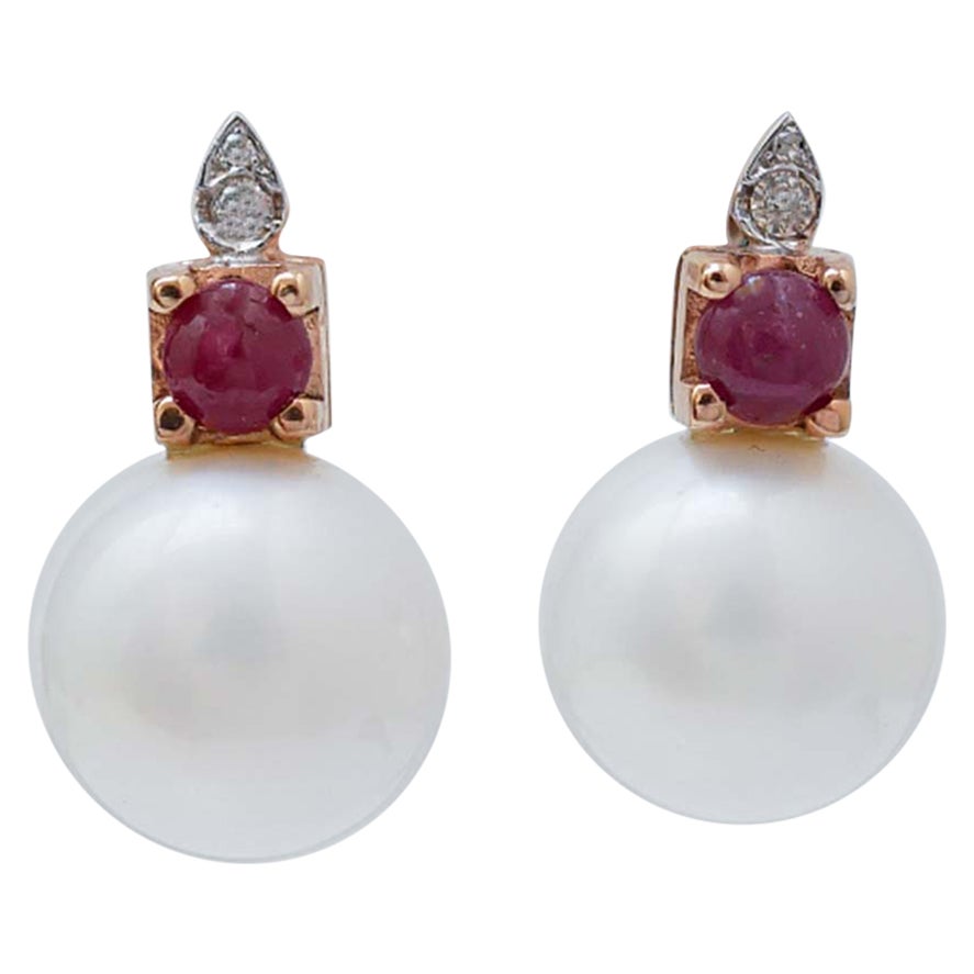 Boucles d'oreilles 11 Mm en perles blanches, rubis, diamants et or rose 14 carats.