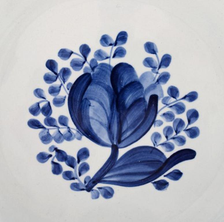 11 pcs. deep dinner plates, model number 11/950. Aluminia, Tranquebar. Light blue faience with dark blue tulip and braided rim by Christian Joachim.
Produced from 1914 to 1969, where it went to Royal Copenhagen.
Hand painted.
In very good
