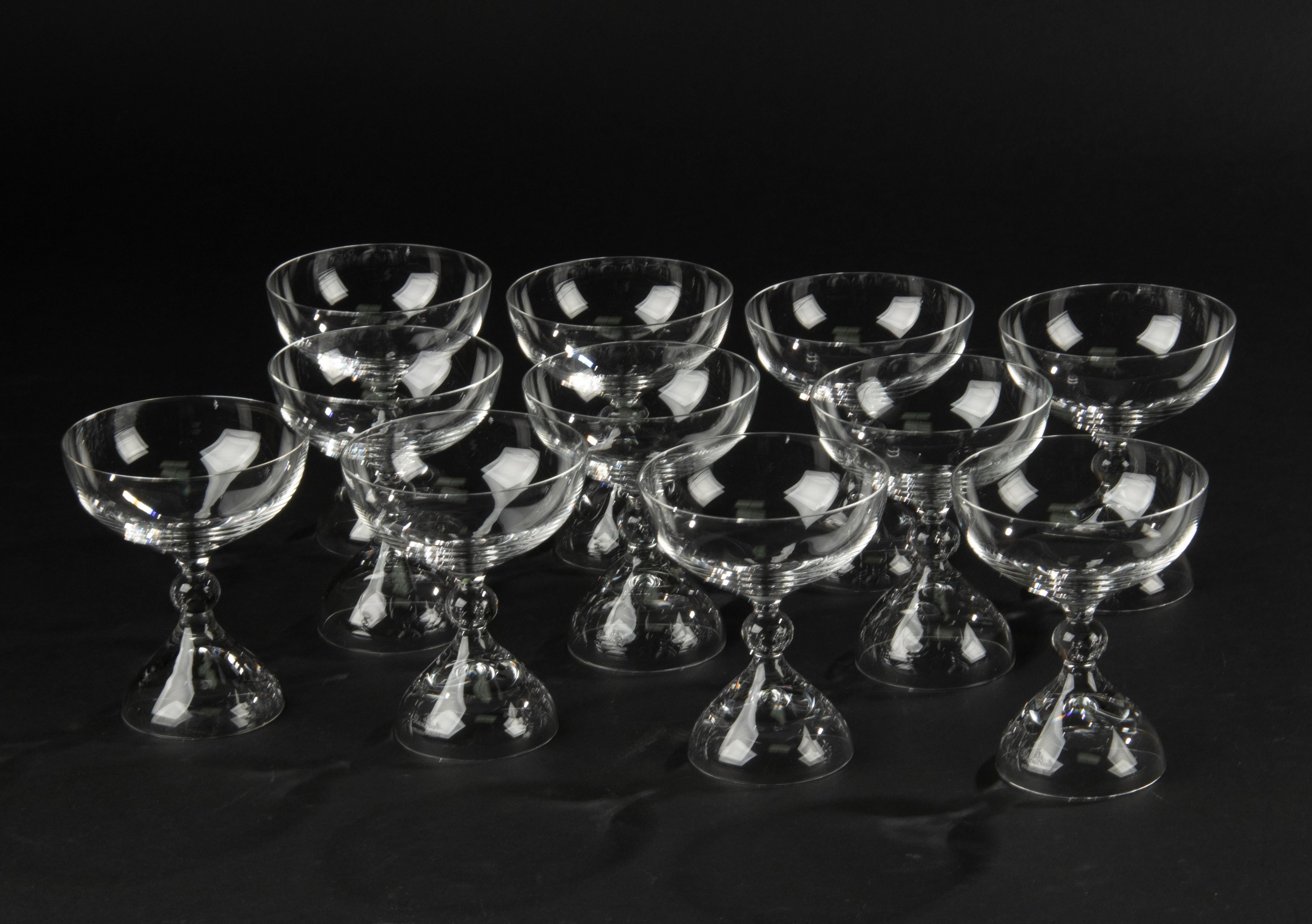 A beautiful set of 11 crystal champagne glasses from the German brand Rosenthal, from the Magic Flute / Zauberflöte series.
These glasses are part of an extensive series of tableware, published by Rosenthal in the 1960s / 1970s. The design is by