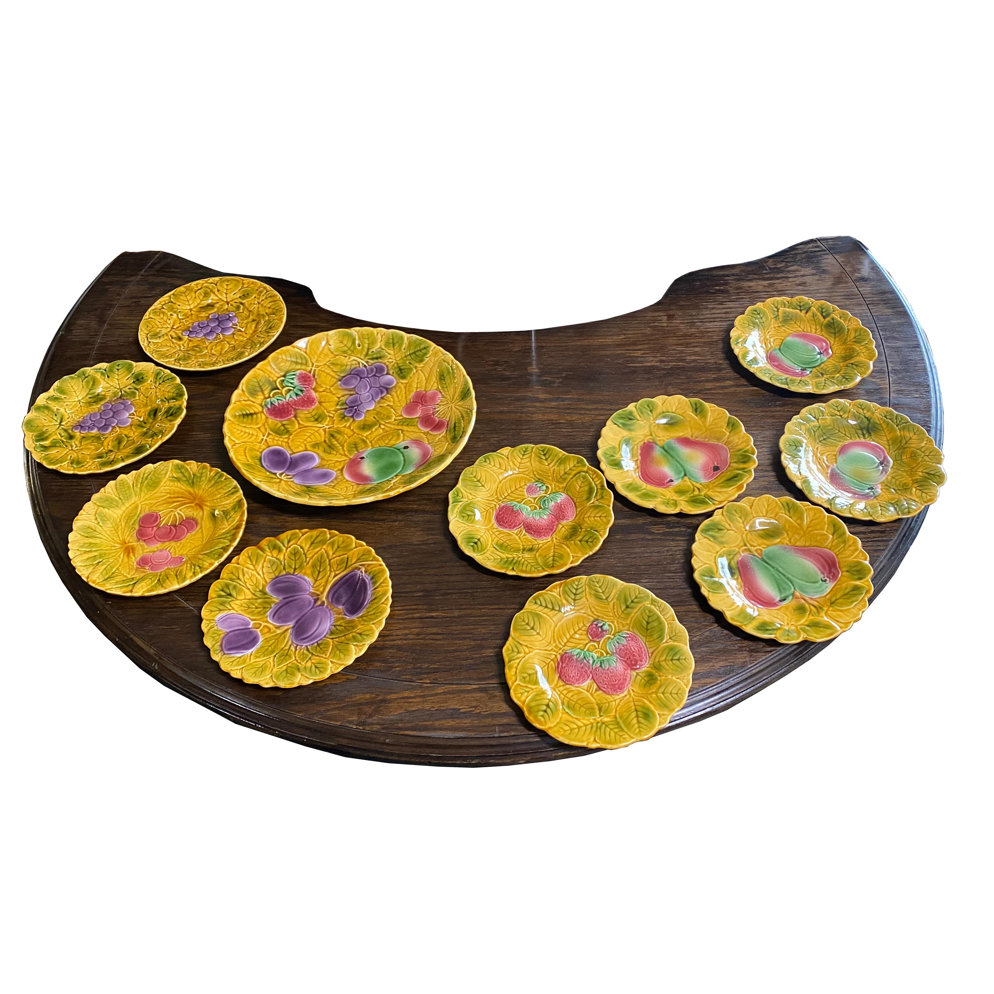 Mouvement esthétique Ensemble de 11 pièces d'assiettes à dessert en faïence de Sarreguemines française et majolique en vente