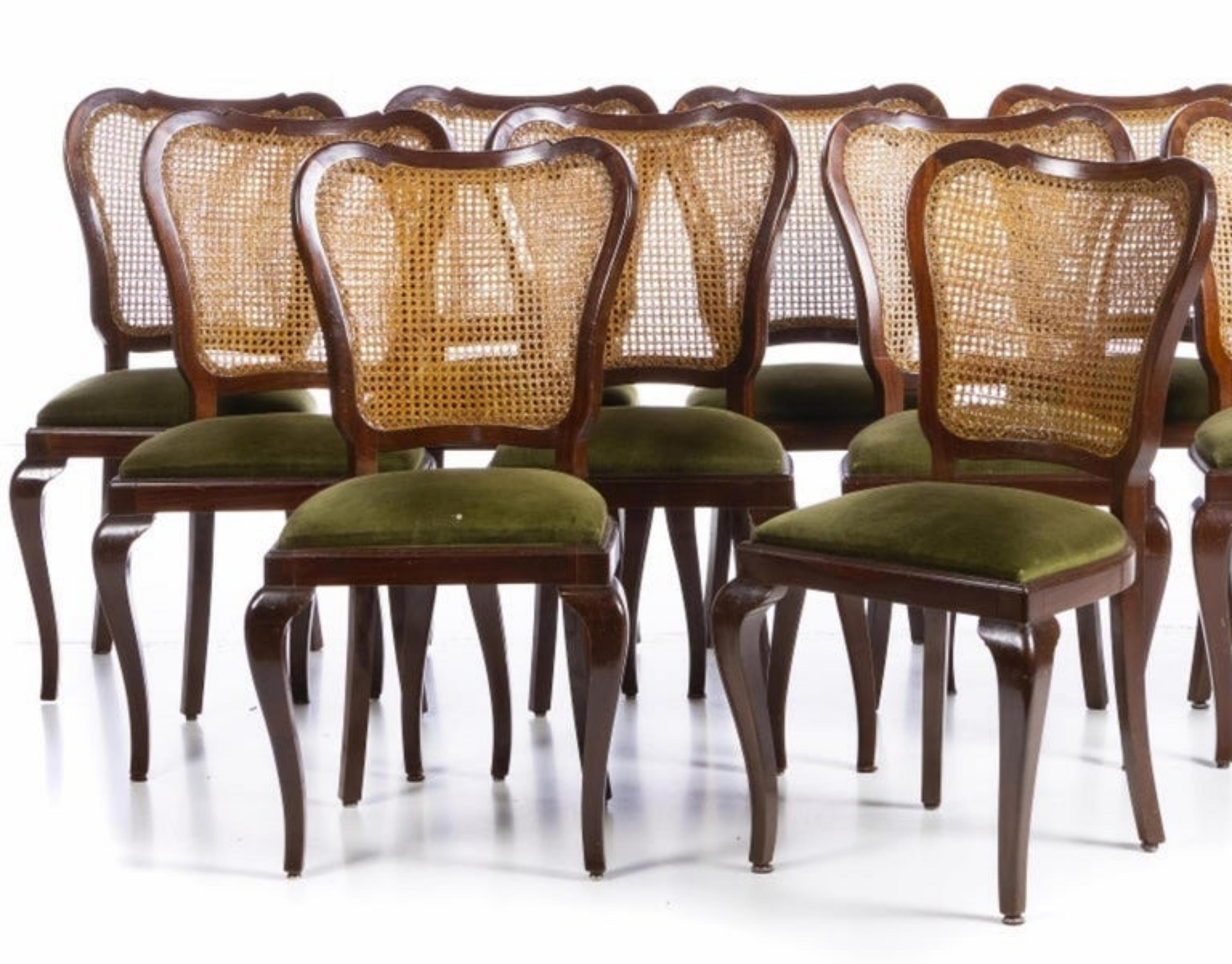 11 chairs
Portuguese from the 20th century, in mahogany wood with straw back, fabric seats. Signs of use. Dimensions: 90 x 50 x 42 cm.