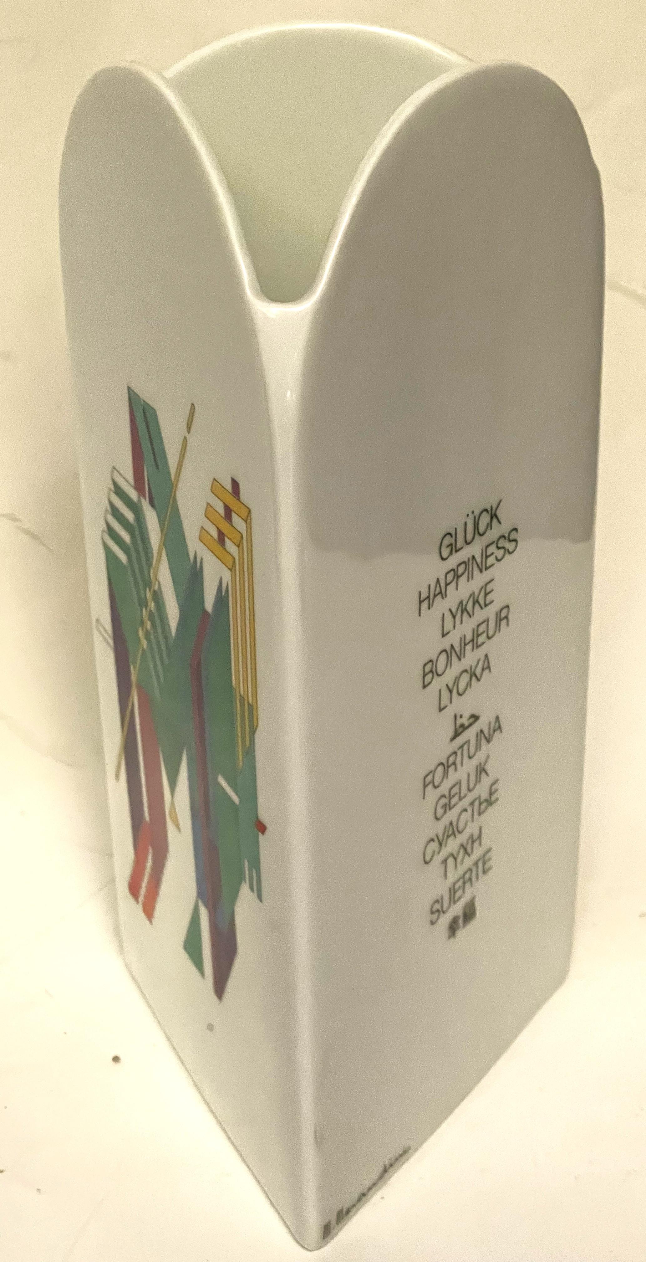 Ecco un favoloso vaso in stile geometrico della metà del secolo scorso, disegnato da Marcello Morandini e prodotto da Rosenthal nell'ambito dello Studio/One. Il vaso è alto 11 pollici e ha una forma triangolare in porcellana bianca con motivi