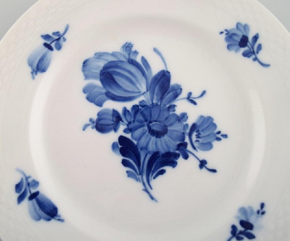 11 Platos para tarta trenzados de flores azules Royal Copenhagen, Model No. 10/8092 Pintado a mano en venta