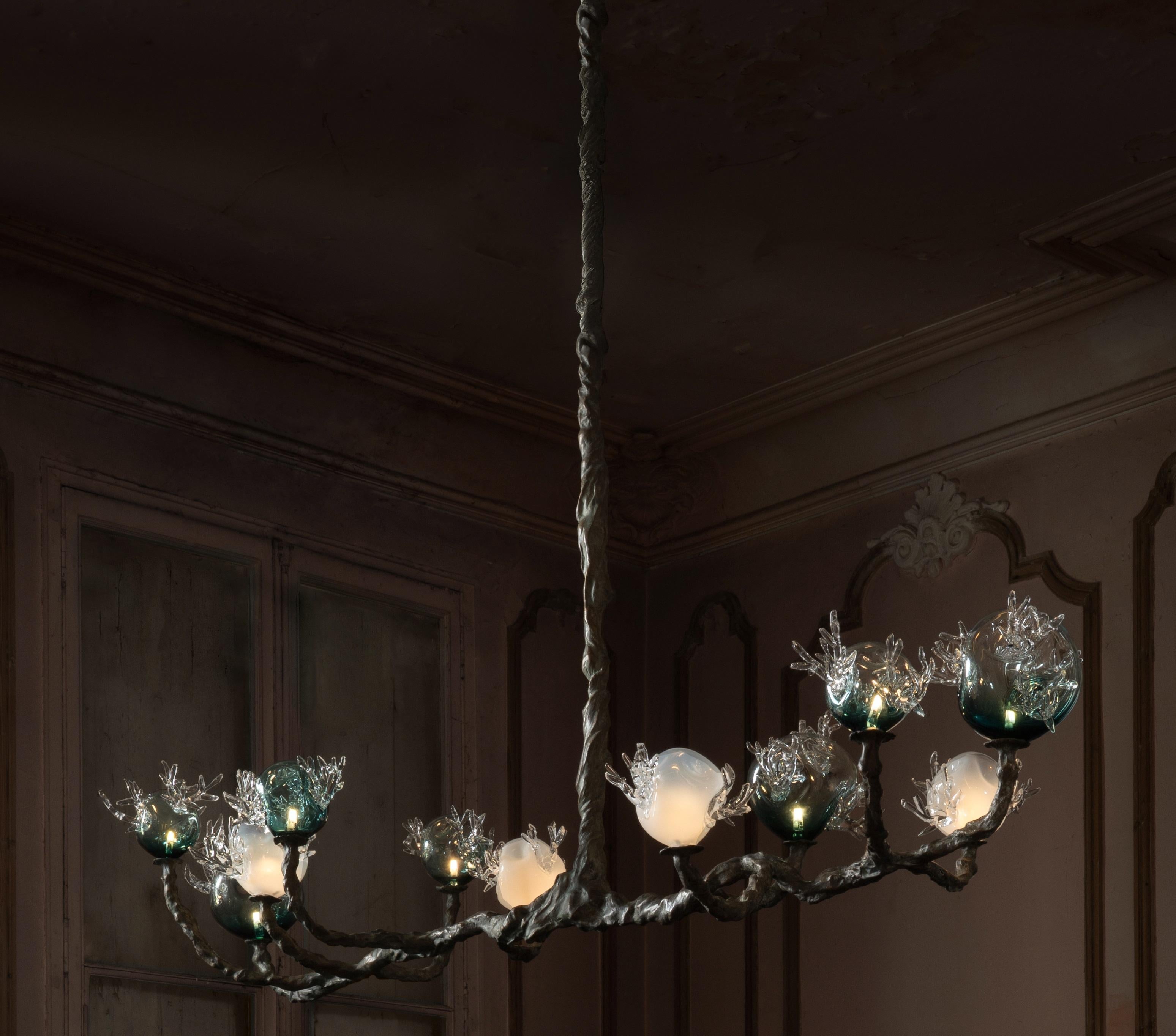 Lampadario 11 sfere in bronzo e vetro colorato soffiato a mano di Emilie Lemardeley
Edizione limitata di 8 pezzi.
Dimensioni: D 65 x L 165 x H 100 cm.
Materiali: Bronzo e vetro soffiato a mano.

Tutte le nostre lampade possono essere cablate a