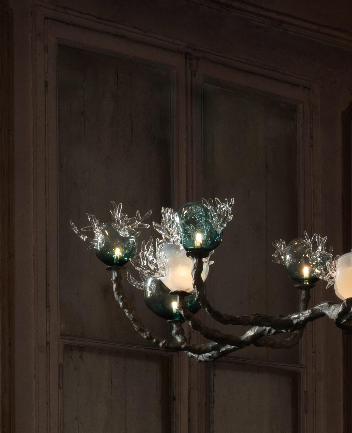 Postmoderno Lampadario 11 sfere in bronzo e vetro colorato soffiato a mano di Emilie Lemardeley in vendita