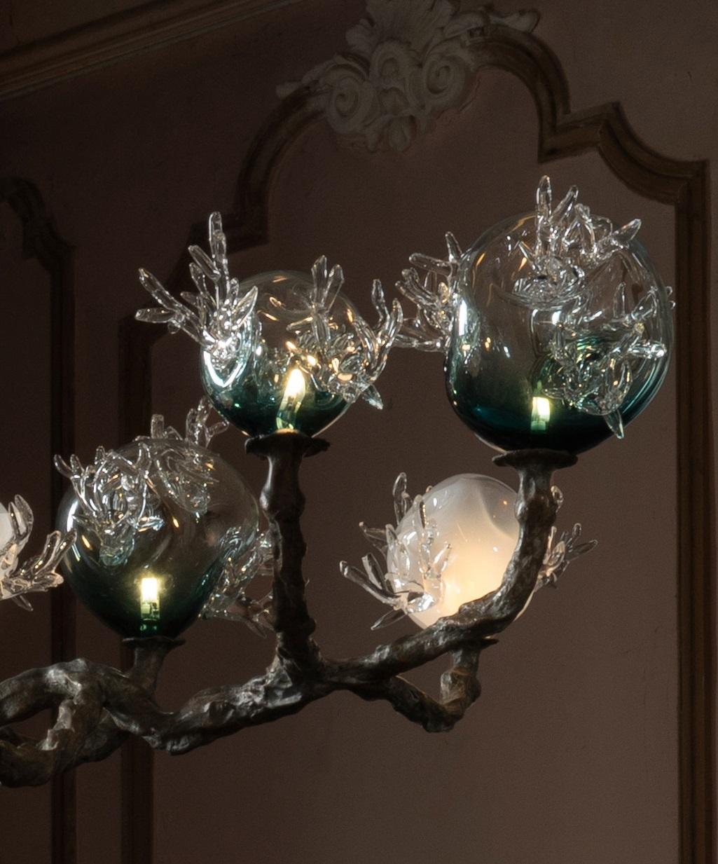 Francese Lampadario 11 sfere in bronzo e vetro colorato soffiato a mano di Emilie Lemardeley in vendita