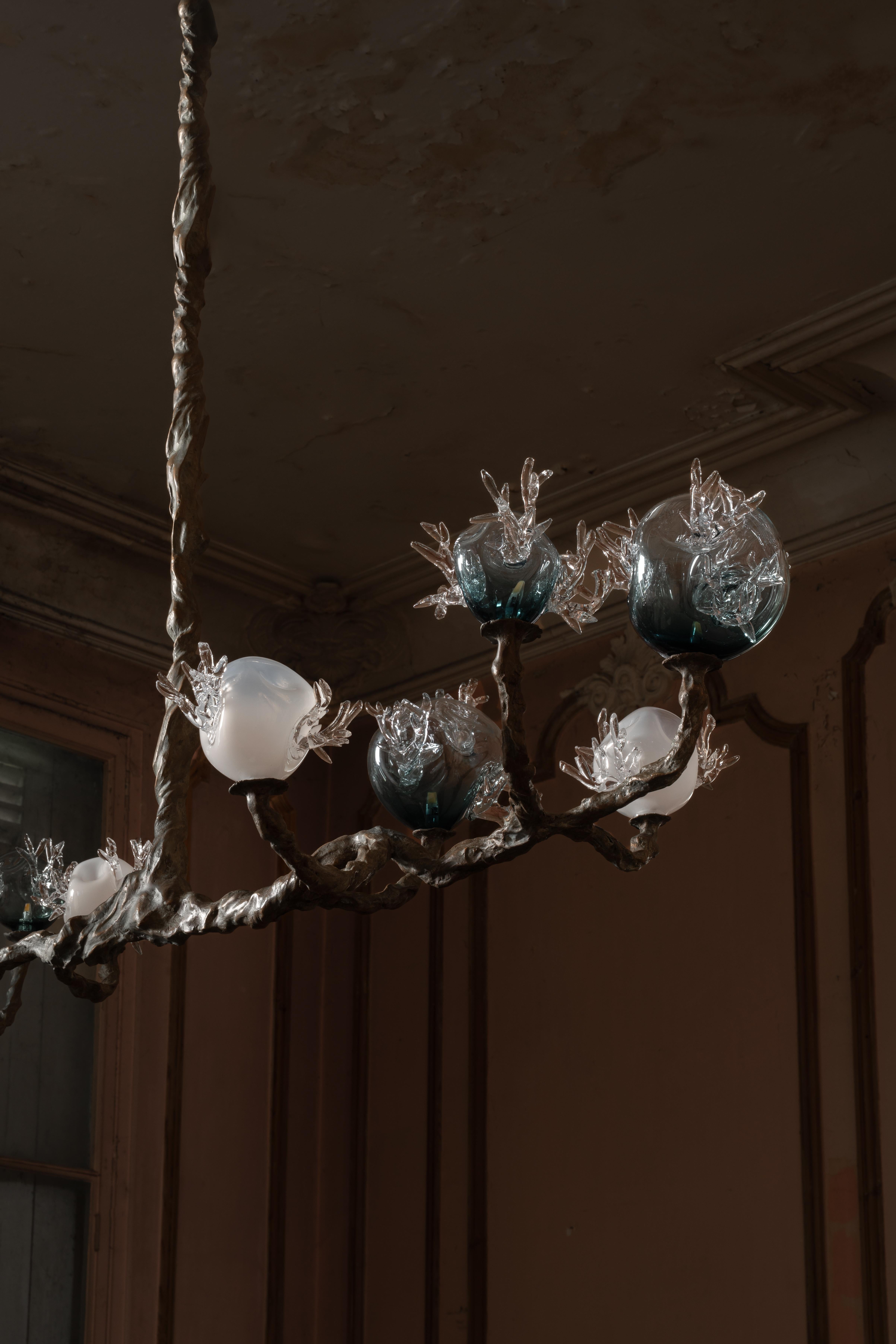 Lampadario 11 sfere in bronzo e vetro colorato soffiato a mano di Emilie Lemardeley In condizioni Nuovo in vendita a Geneve, CH