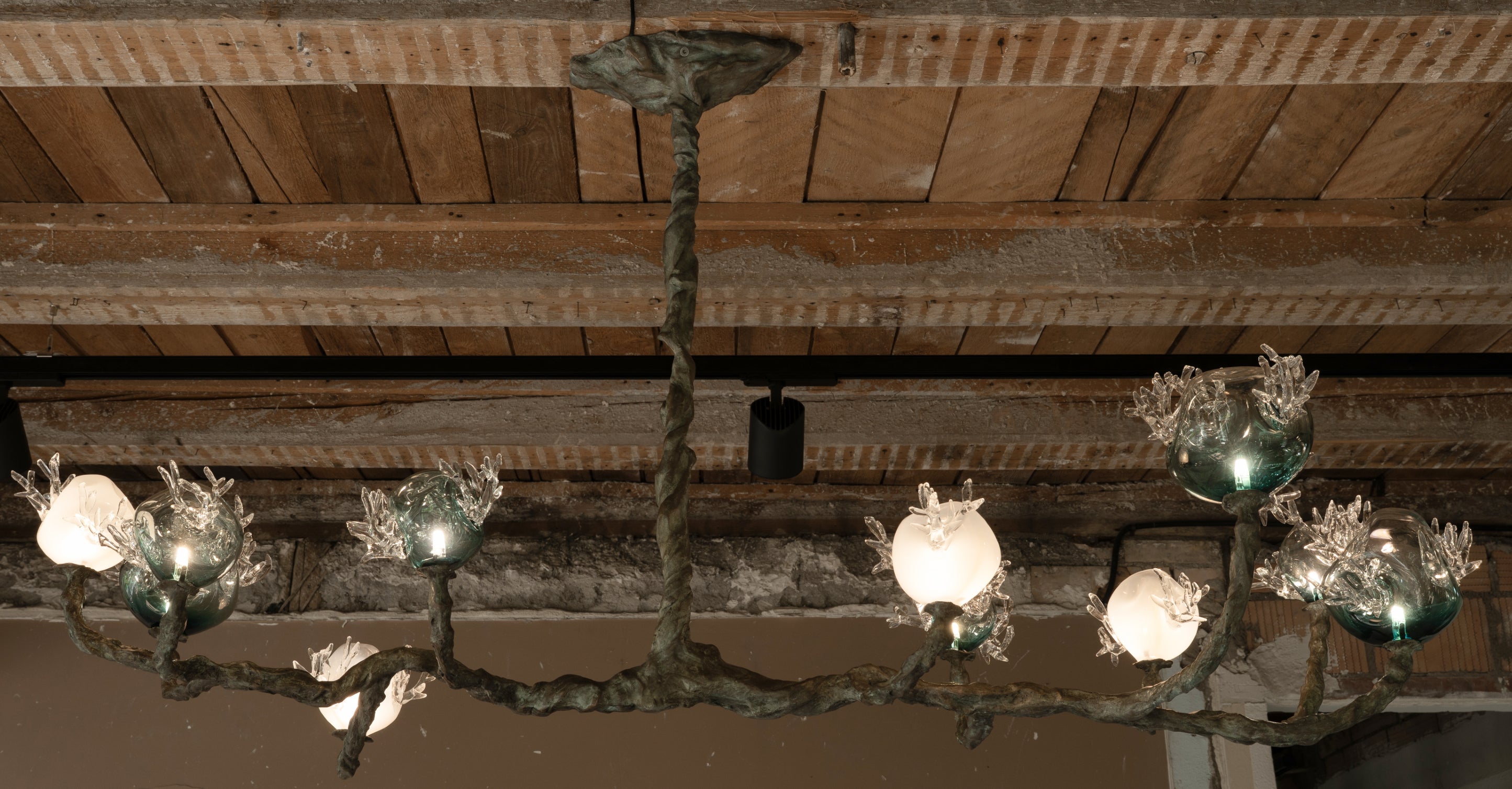 Lampadario 11 sfere in bronzo e vetro colorato soffiato a mano di Emilie Lemardeley