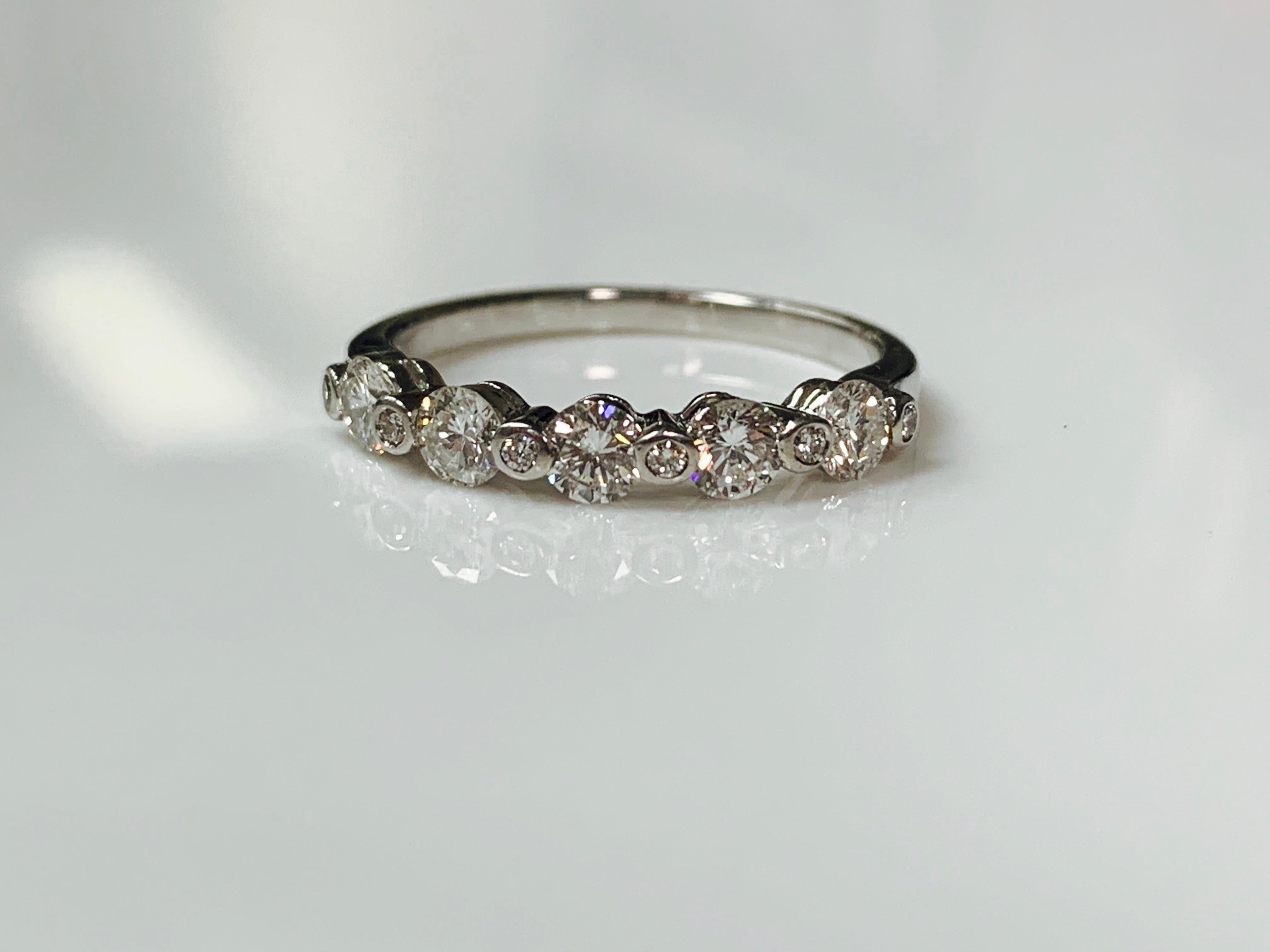11-Stone Diamond Band in 18 Karat White Gold In New Condition For Sale In New York, NY