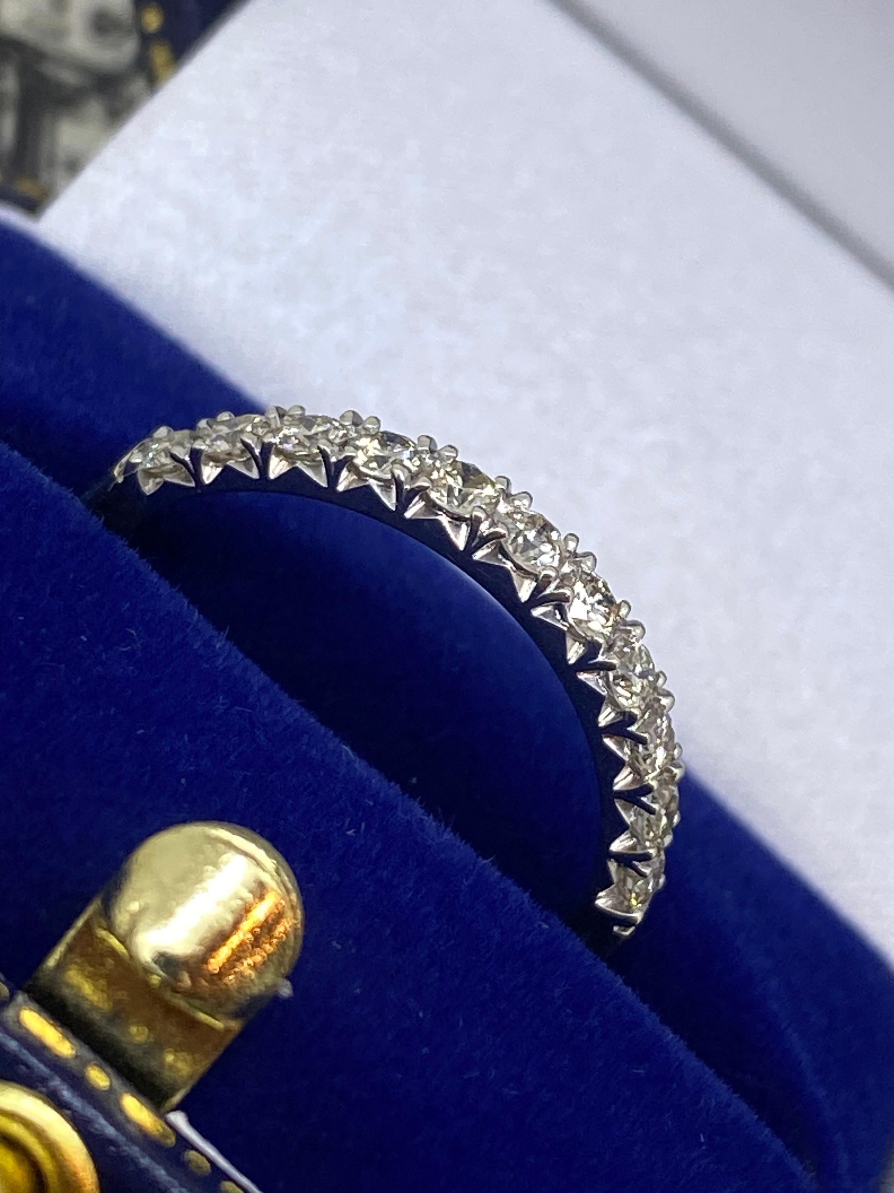 Taille ronde Anneau de demi-éternité en or 9K avec 11 pierres en diamant (Fishtail Set) par Paul Bram en vente