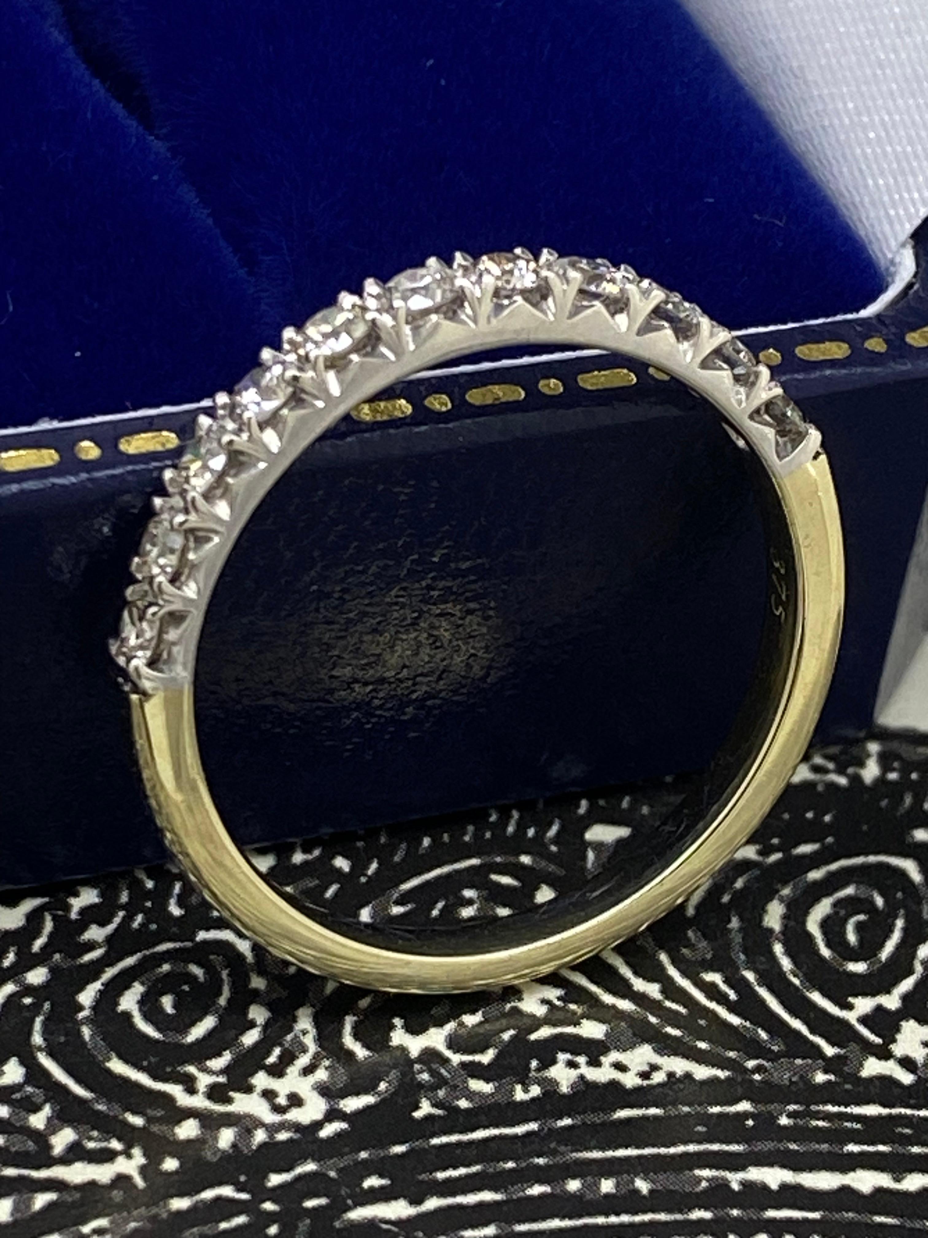 Anneau de demi-éternité en or 9K avec 11 pierres en diamant (Fishtail Set) par Paul Bram Excellent état - En vente à MELBOURNE, AU