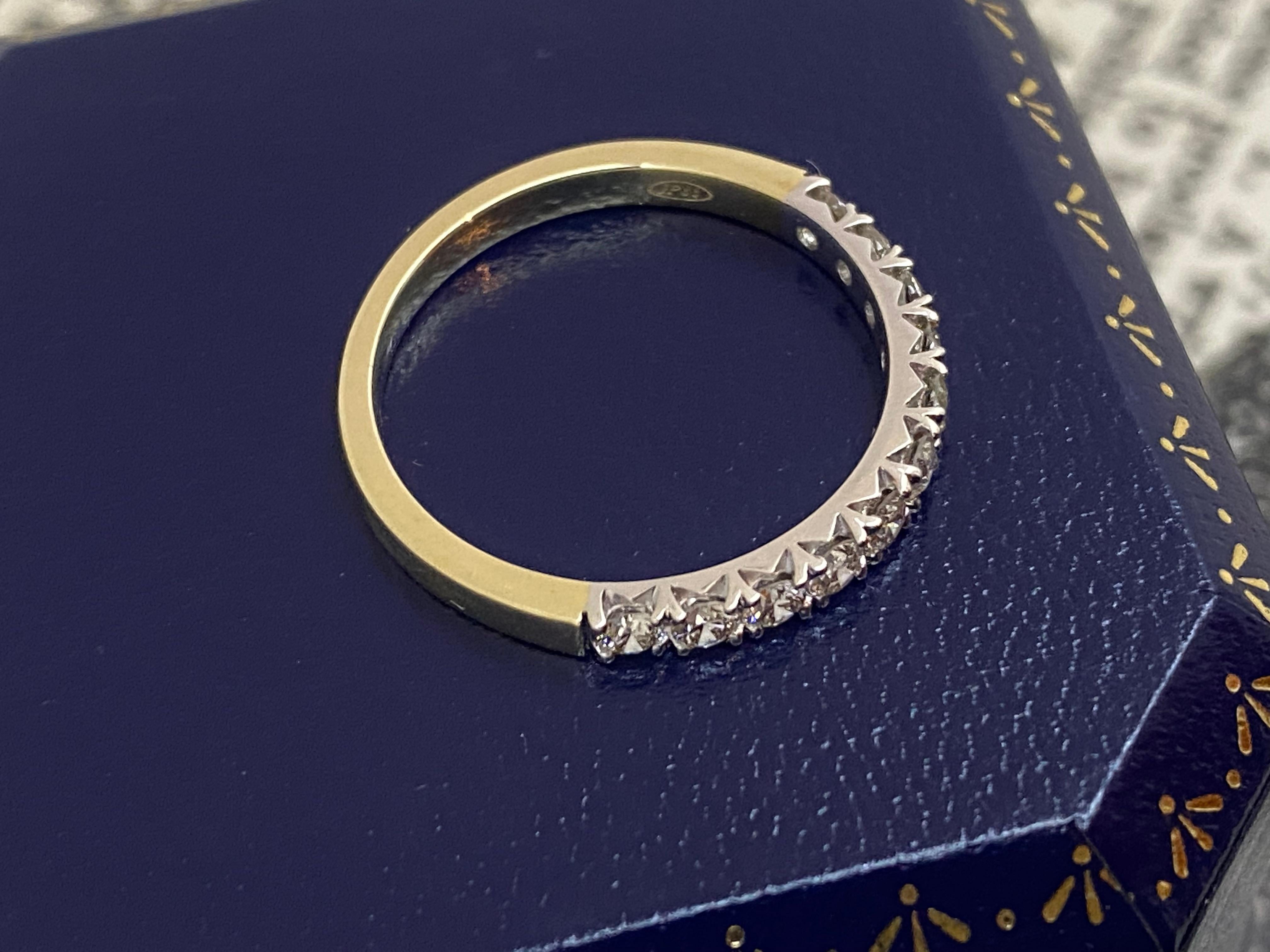 Anneau de demi-éternité en or 9K avec 11 pierres en diamant (Fishtail Set) par Paul Bram en vente 1