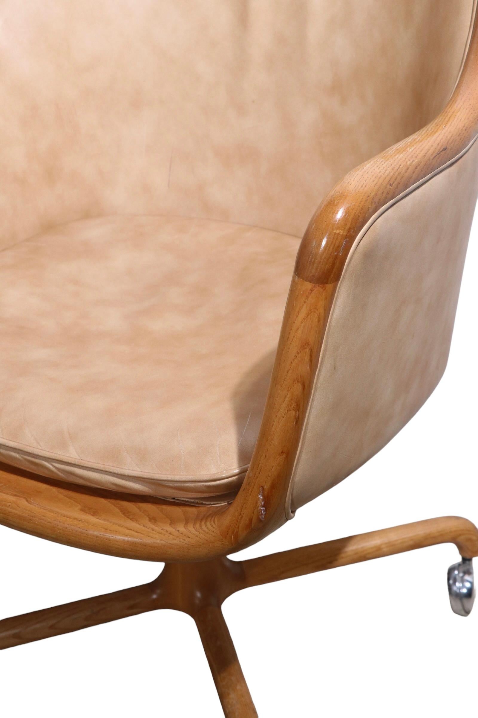  11 Dreh-Schreibtisch-/Esszimmerstühle mit Klappdeckeln von Ward Bennet für Brickel (Leder) im Angebot