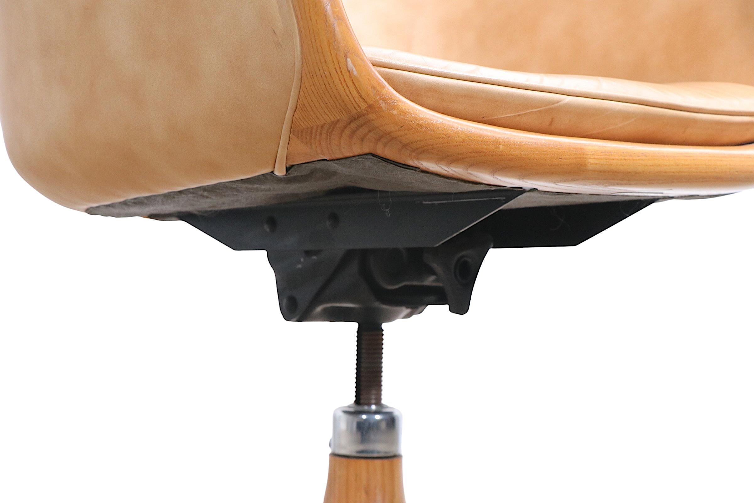  11 Dreh-Schreibtisch-/Esszimmerstühle mit Klappdeckeln von Ward Bennet für Brickel im Angebot 4
