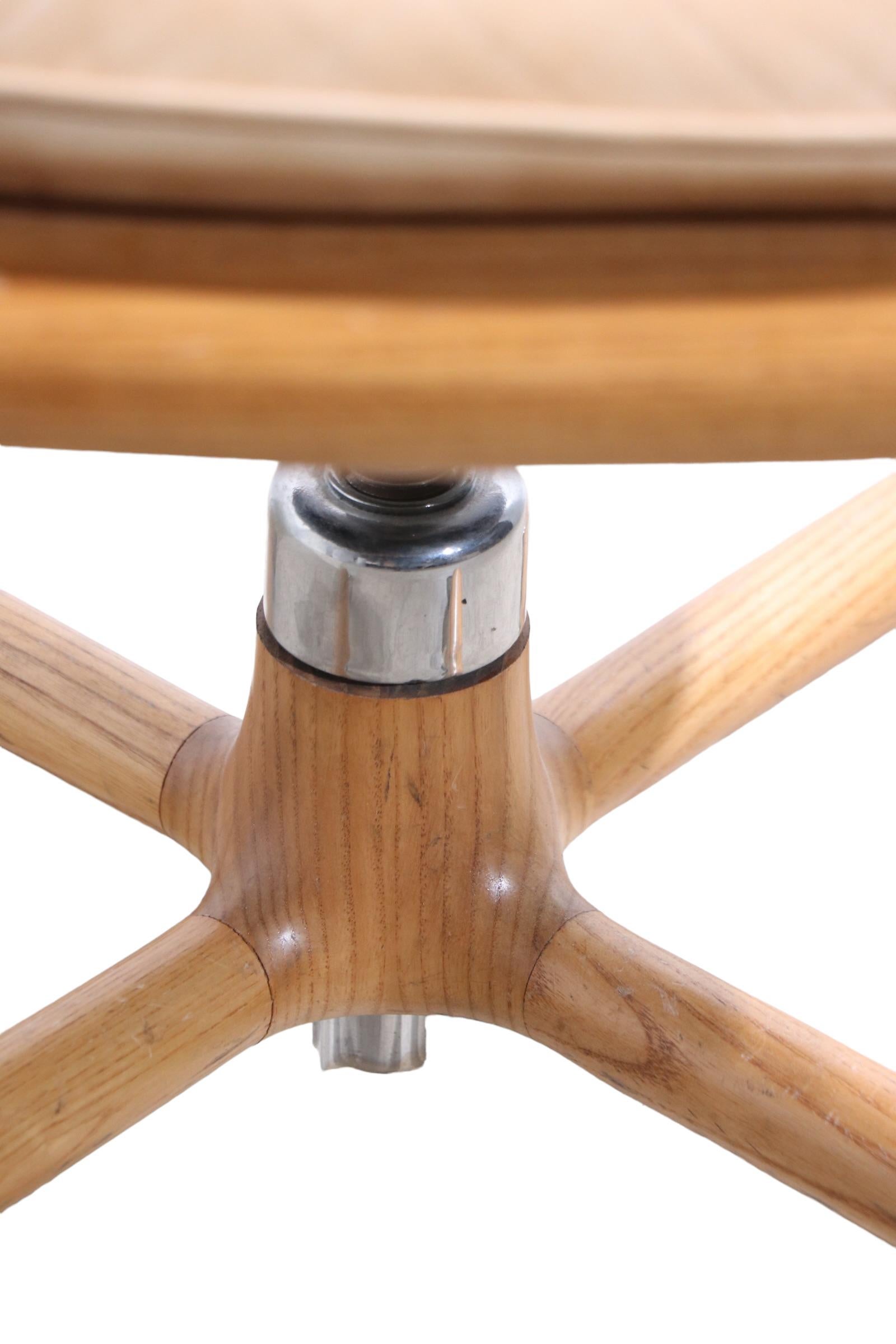 11 Dreh-Schreibtisch-/Esszimmerstühle mit Klappdeckeln von Ward Bennet für Brickel im Angebot 8