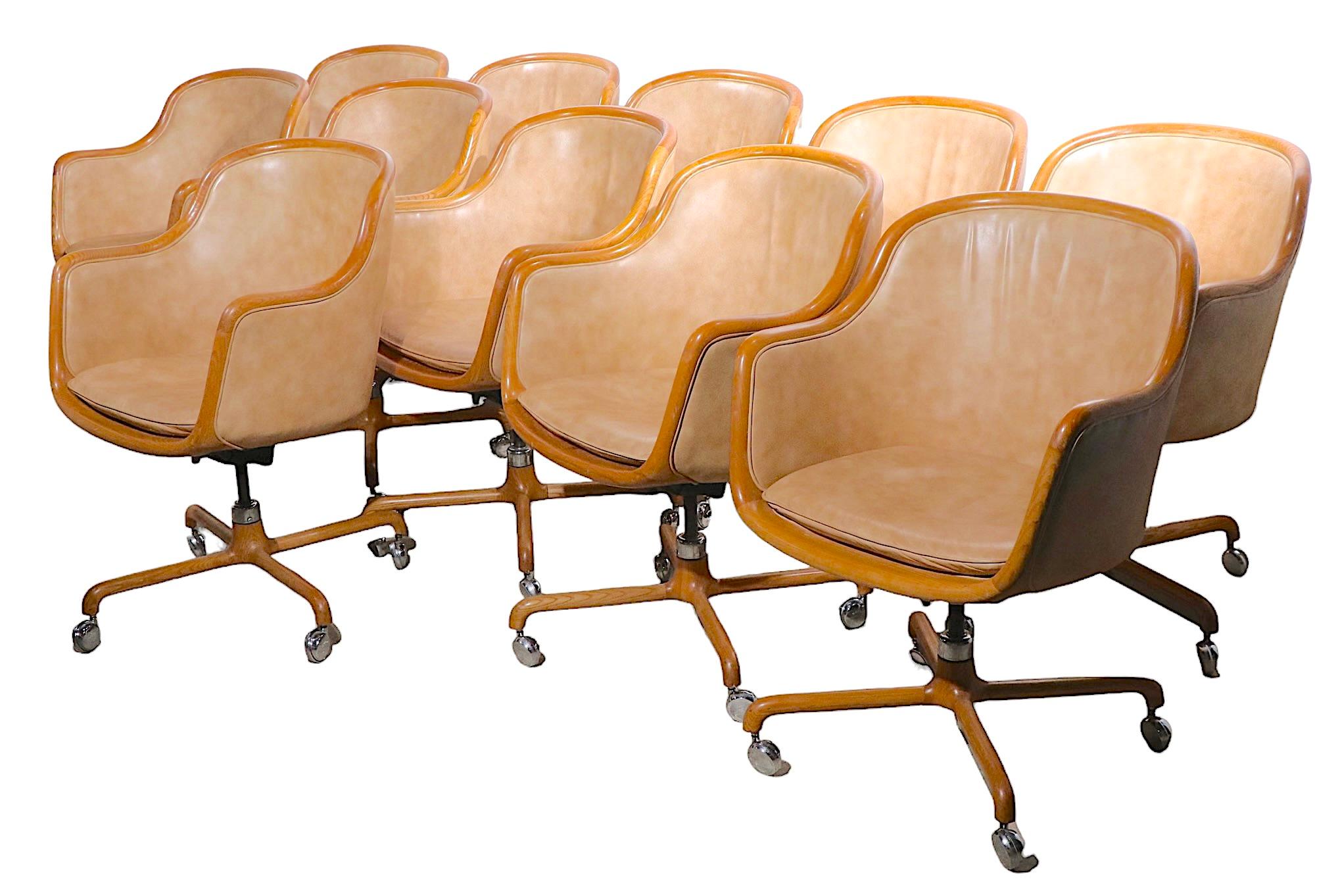  11 chaises de bureau pivotantes et inclinables de Ward Bennet pour Brickel Bon état - En vente à New York, NY