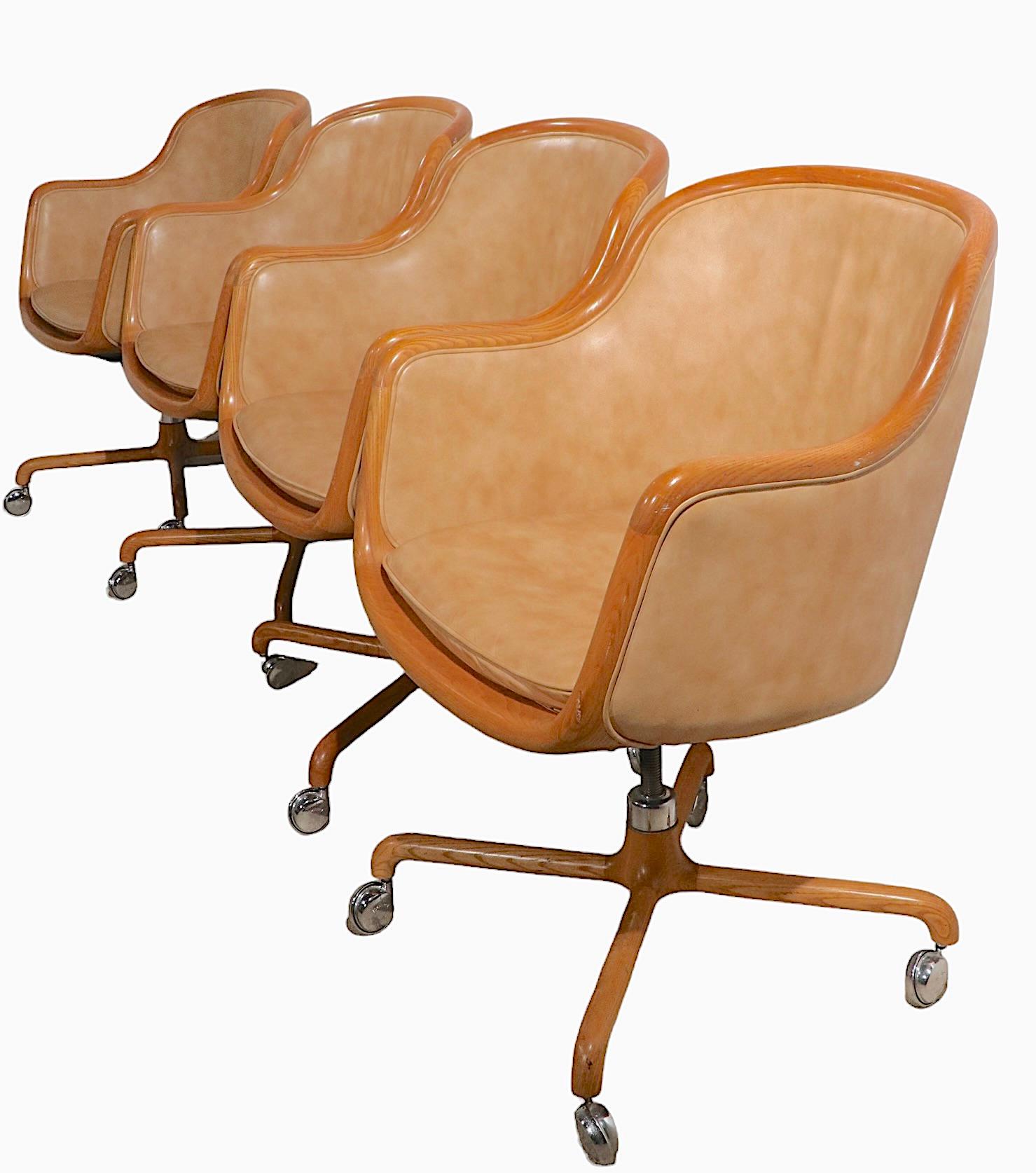 11 Dreh-Schreibtisch-/Esszimmerstühle mit Klappdeckeln von Ward Bennet für Brickel im Zustand „Gut“ im Angebot in New York, NY