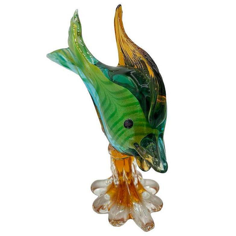 Scultura di pesce angelo in vetro artistico veneziano in stile Murano della metà del secolo scorso, realizzata da J. I. Co. Il corpo del pesce presenta strati di vetro multicolore, sapientemente lavorati con la tecnica Sommerso, che crea un