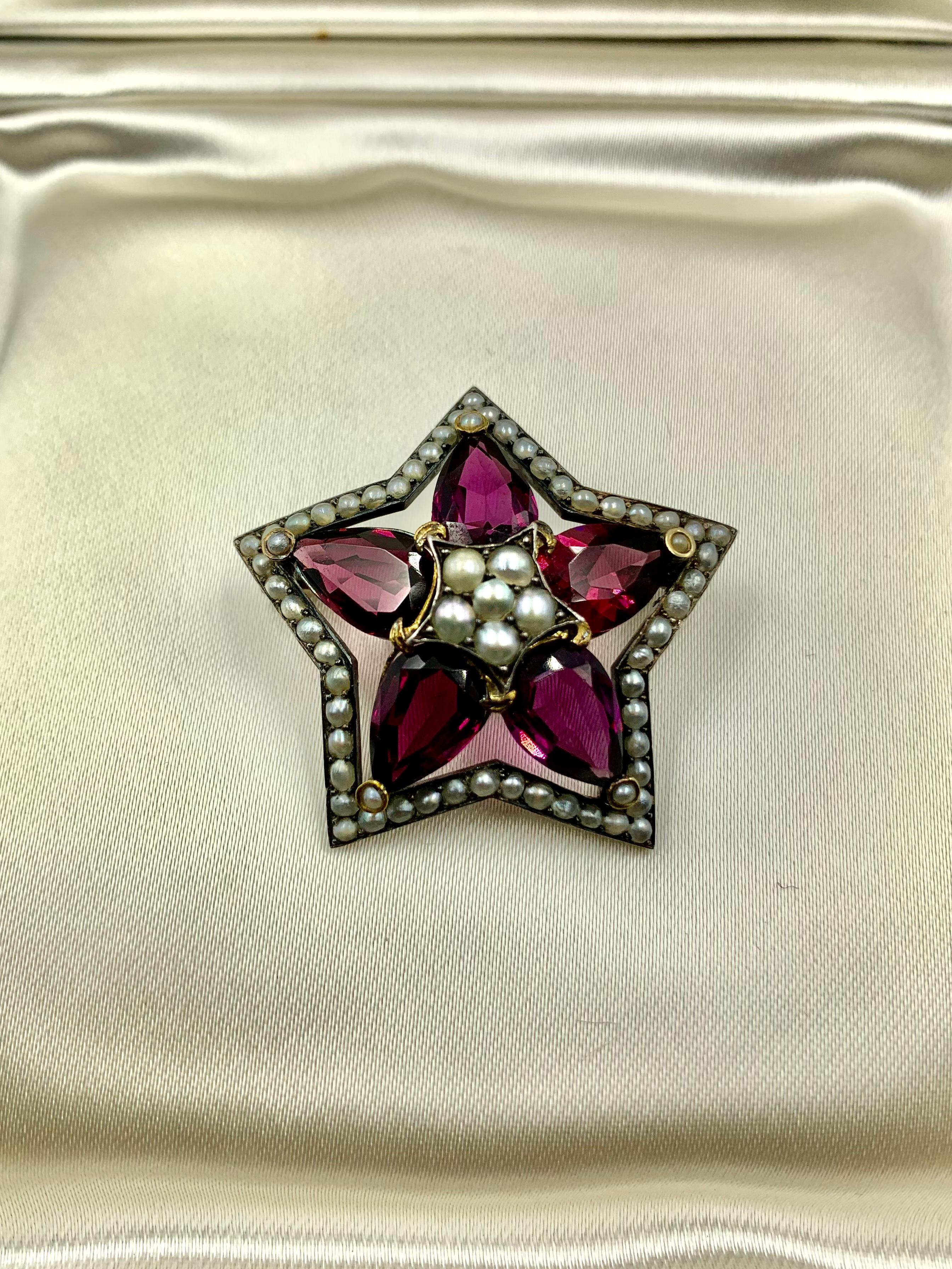 Revival Grande broche étoile en or 18 carats, argent et perles avec grenat rhodolite en forme de poire 11 TCW en vente