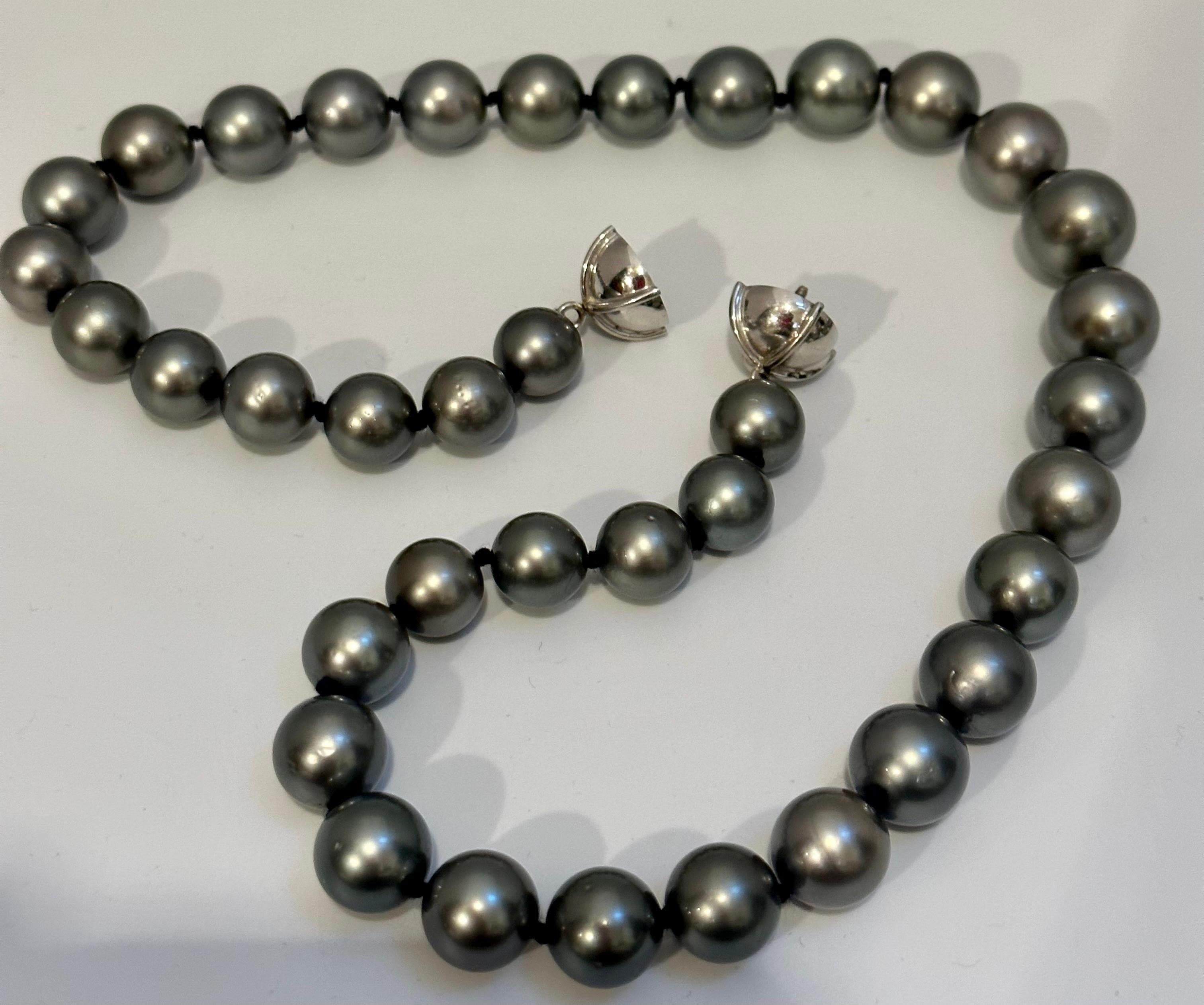 11-15 mm Tahitian Black Graduating Pearls Strand Necklace, Estate, WG In Excellent Condition For Sale In New York, NY