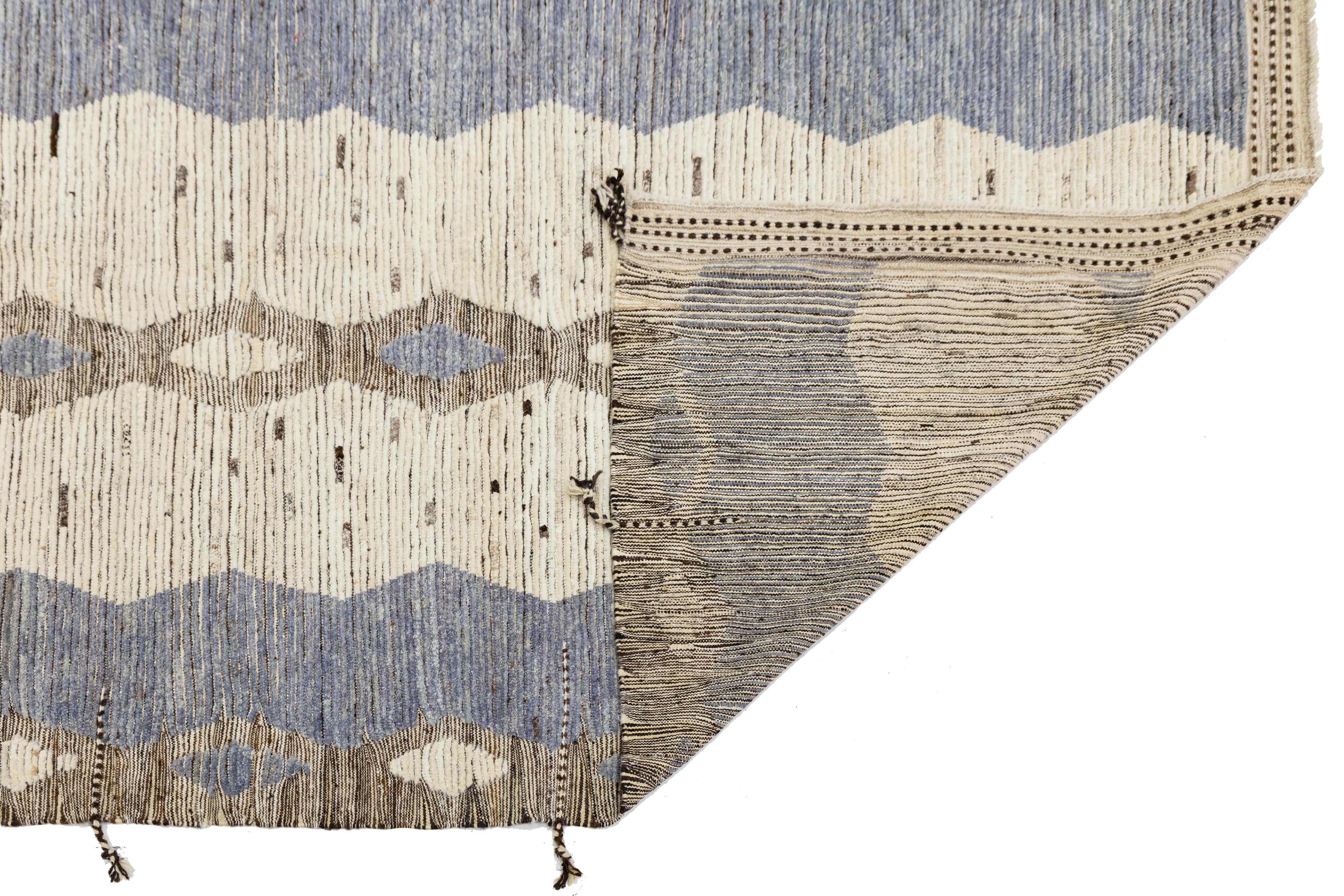11 x 14 Moderner marokkanischer Wollteppich im Tribal-Stil in Beige und Blau (Pakistanisch) im Angebot