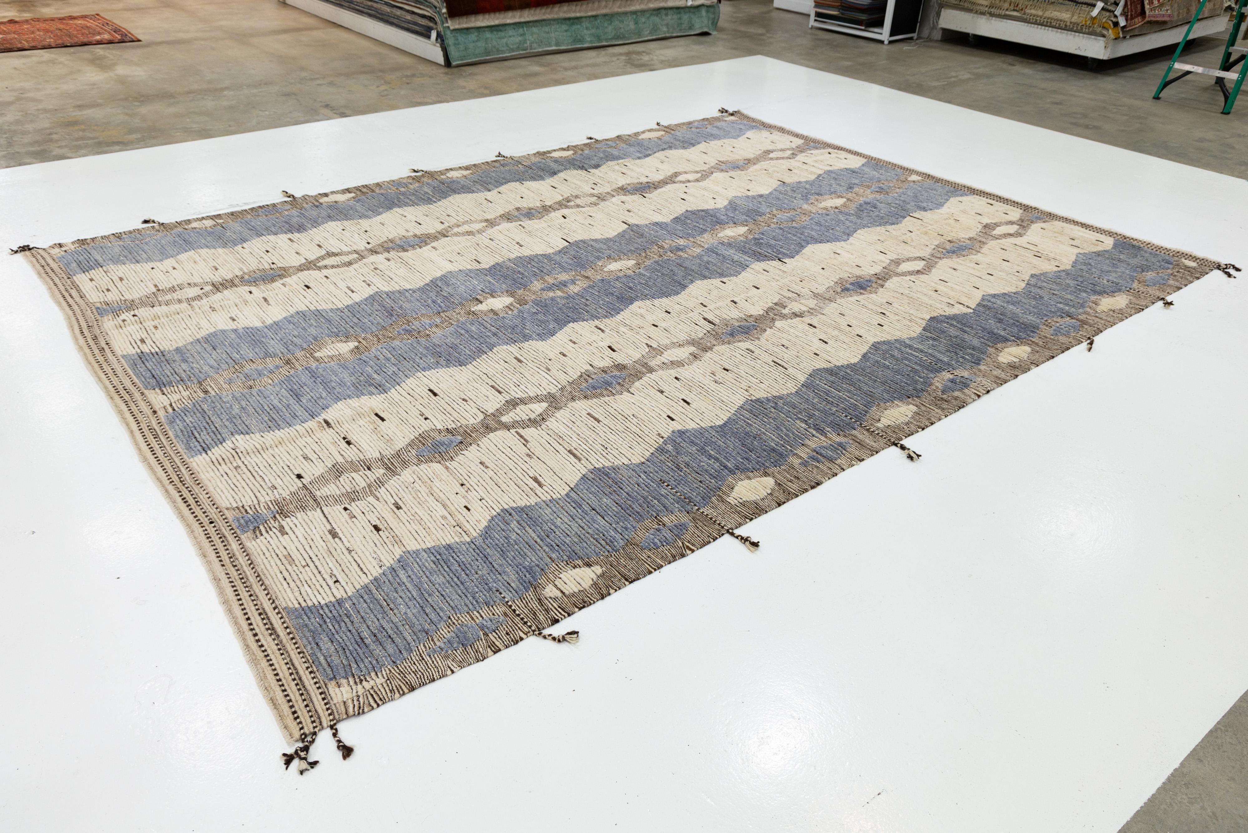 11 x 14 Moderner marokkanischer Wollteppich im Tribal-Stil in Beige und Blau (Handgeknüpft) im Angebot
