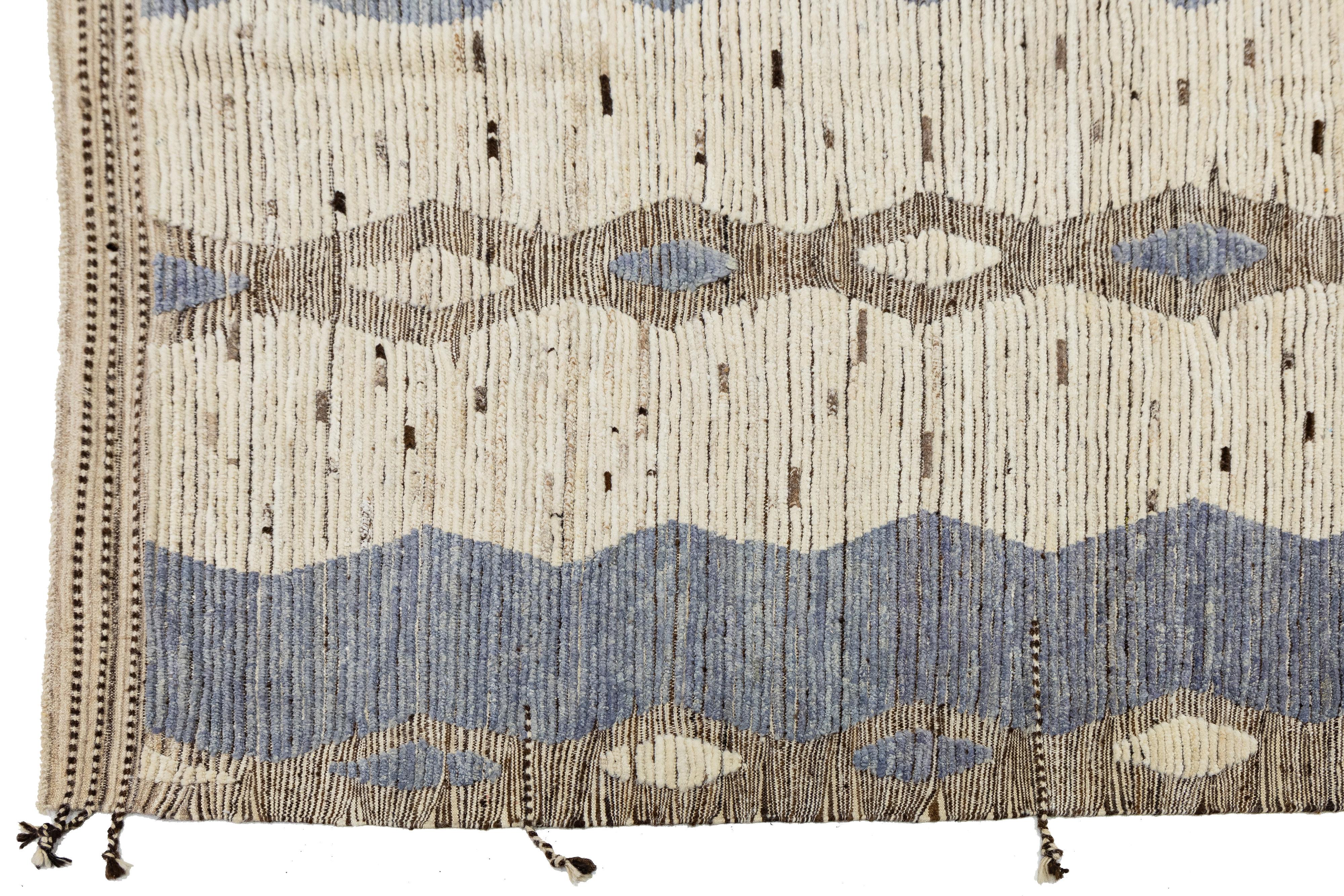11 x 14 Moderner marokkanischer Wollteppich im Tribal-Stil in Beige und Blau (21. Jahrhundert und zeitgenössisch) im Angebot