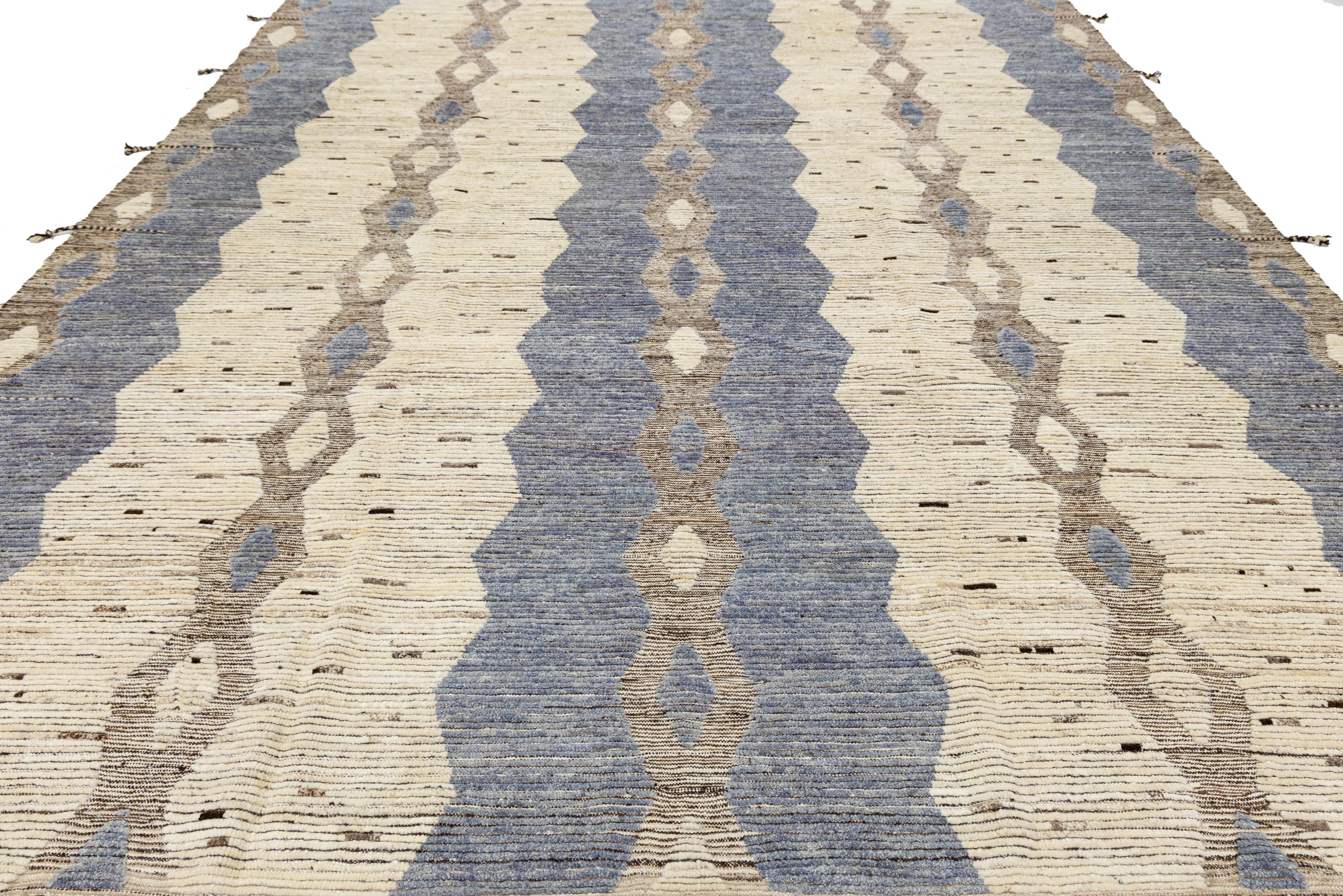 11 x 14 Moderner marokkanischer Wollteppich im Tribal-Stil in Beige und Blau (Wolle) im Angebot