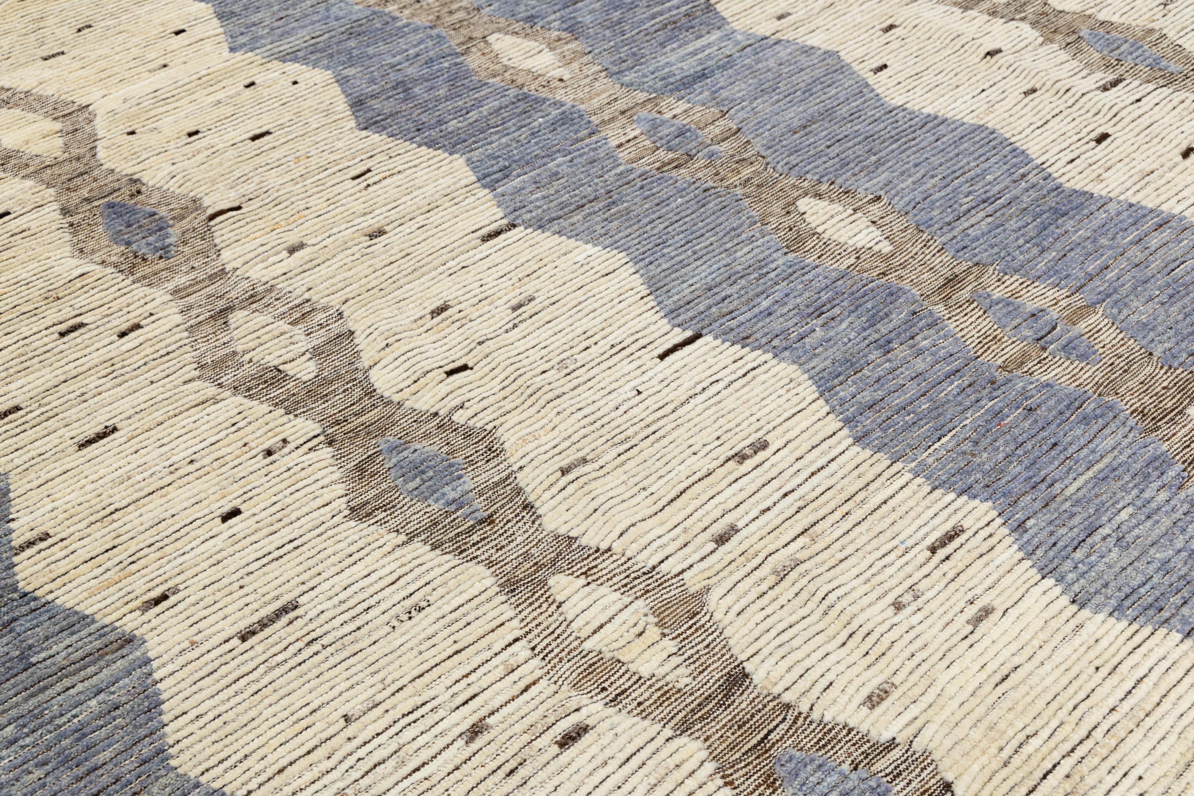 11 x 14 Moderner marokkanischer Wollteppich im Tribal-Stil in Beige und Blau im Angebot 1